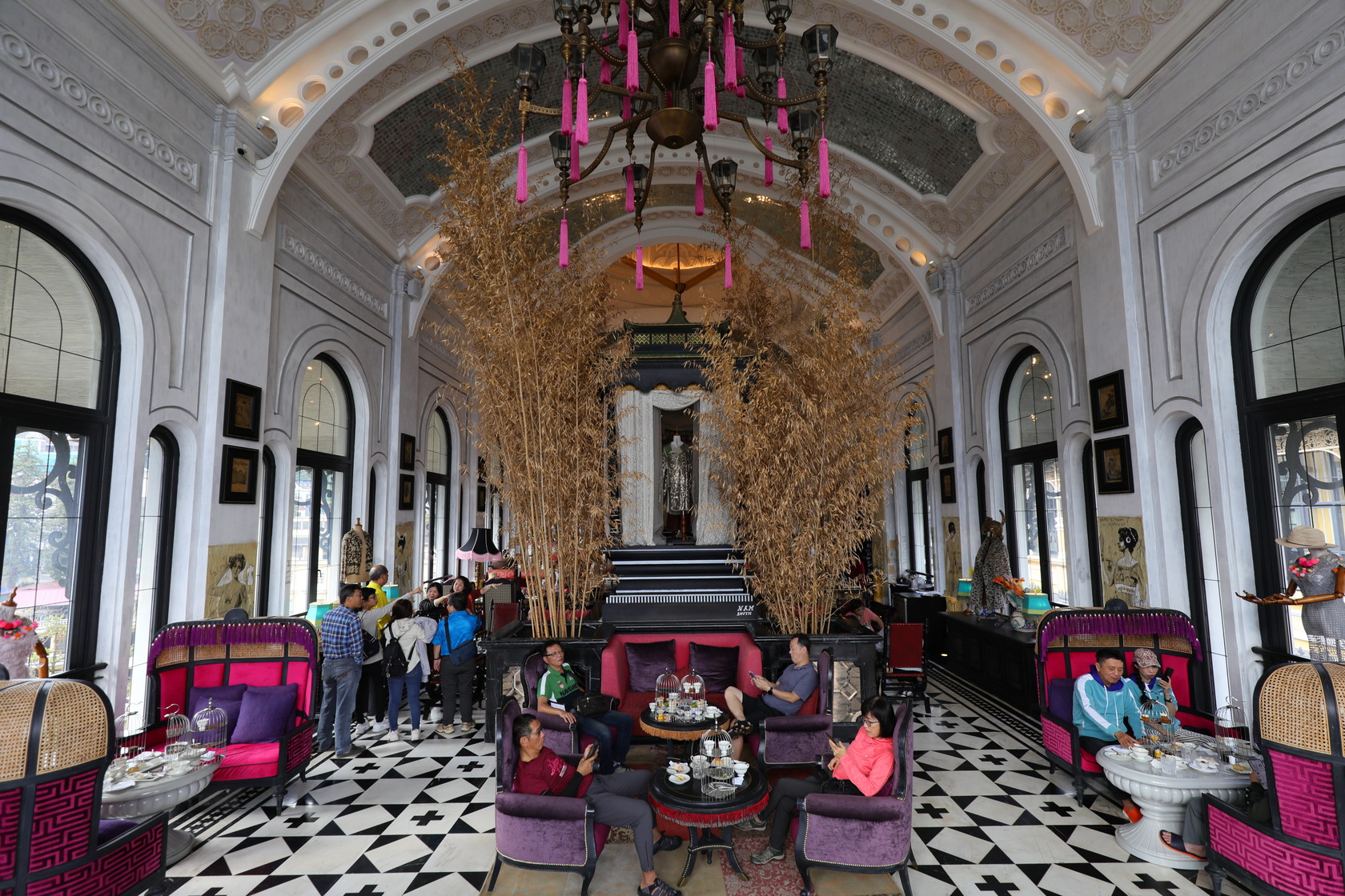 行政酒廊ABSINTHE配色源自早期法國品牌香奈兒復古設計中的紅色調。