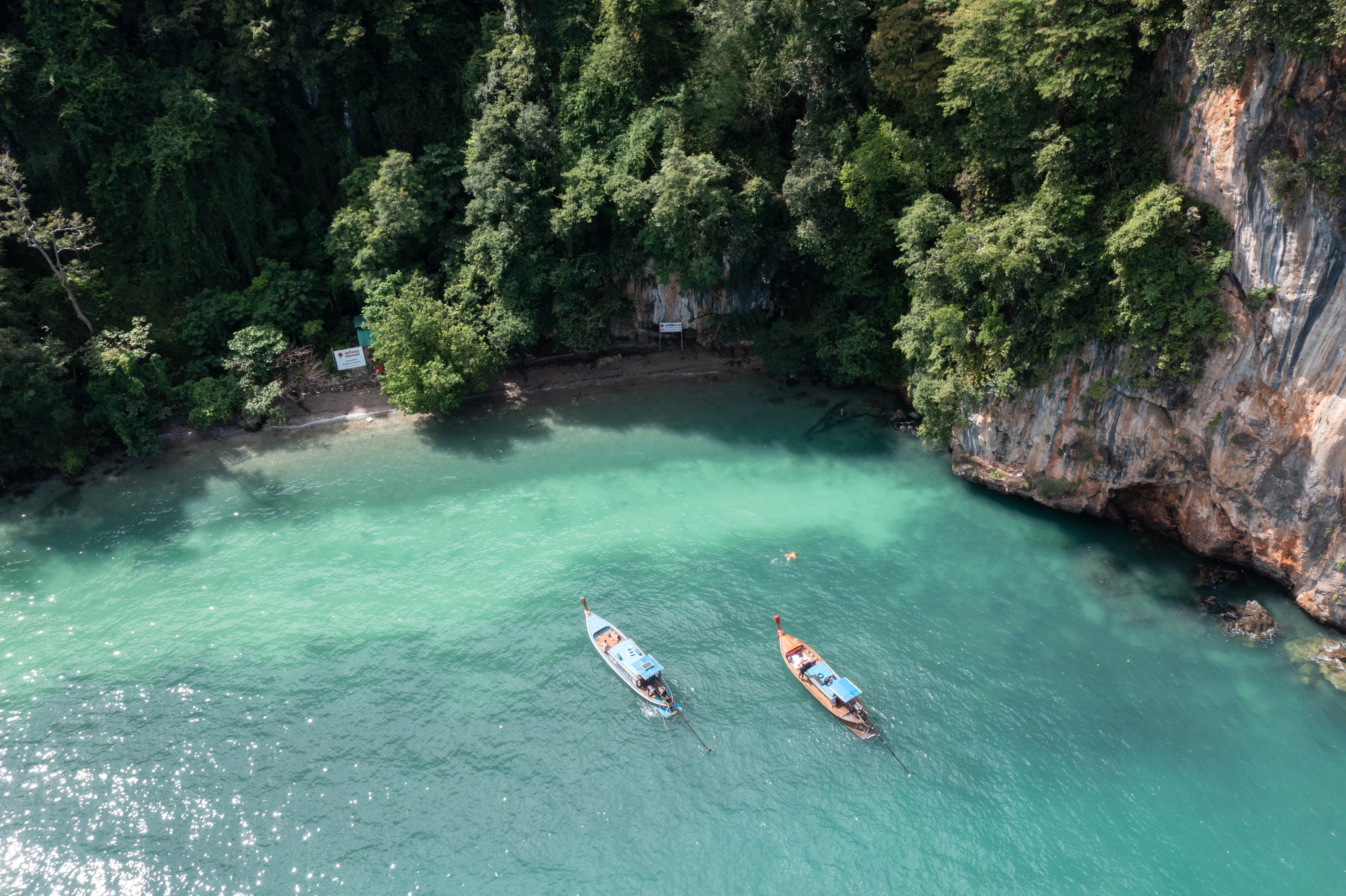 來到大長島度假，包船出海，進行跳島遊是一定要做的事。