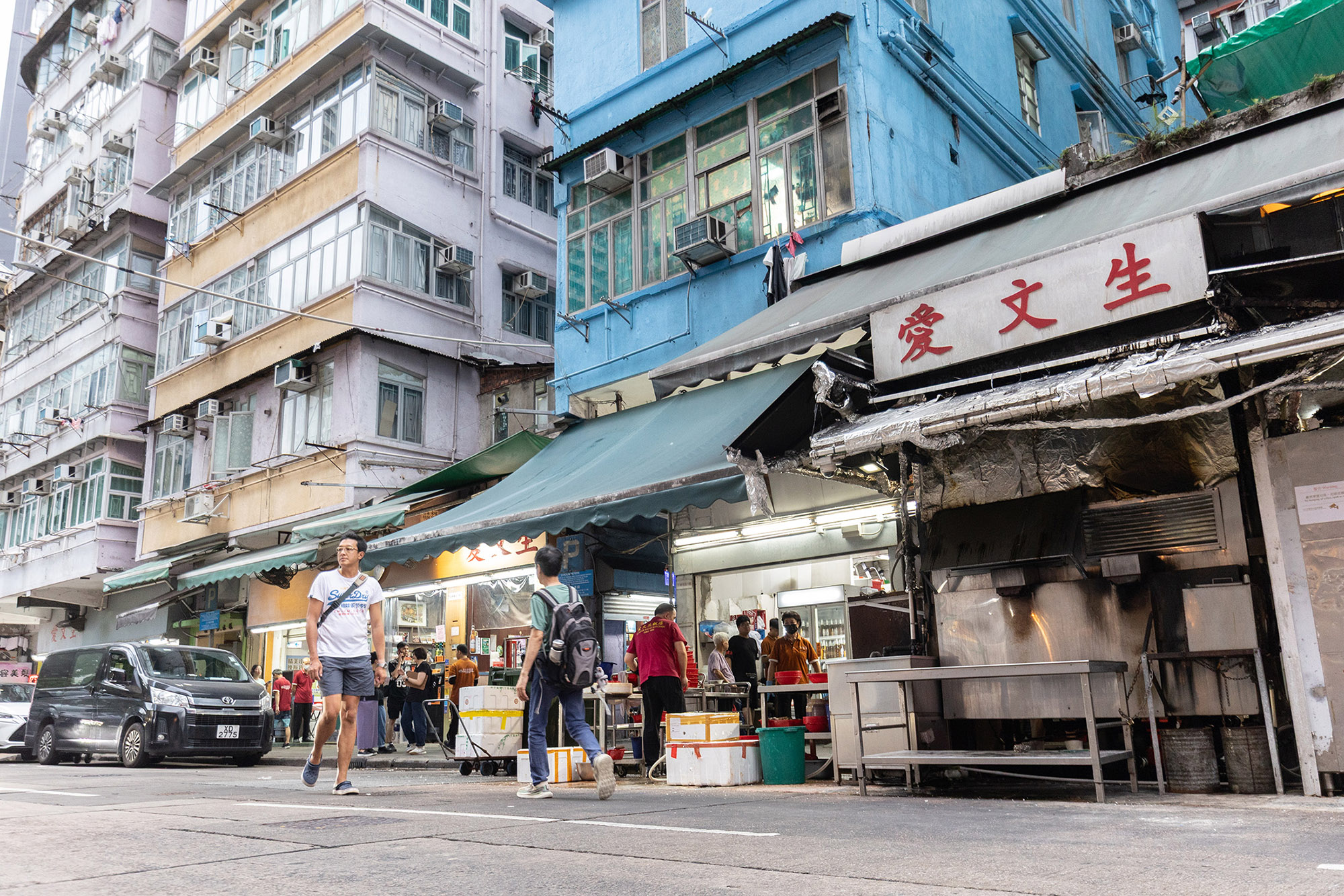 「愛文生飯店」坐落於深水埗與荔枝角交界，是香港碩果僅存的大排檔，承載近70年的街頭飲食記憶。