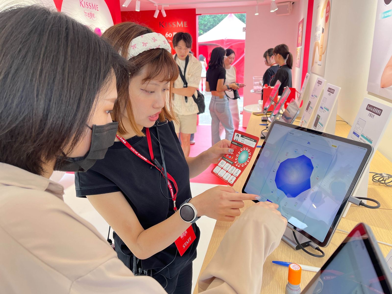 公司經常舉辦線下活動與消費者交流,並透過專業美容師現場仔細分析膚況,找出最適合、也更能因應台灣濕熱環境的保養方式。(台灣奇士美提供)