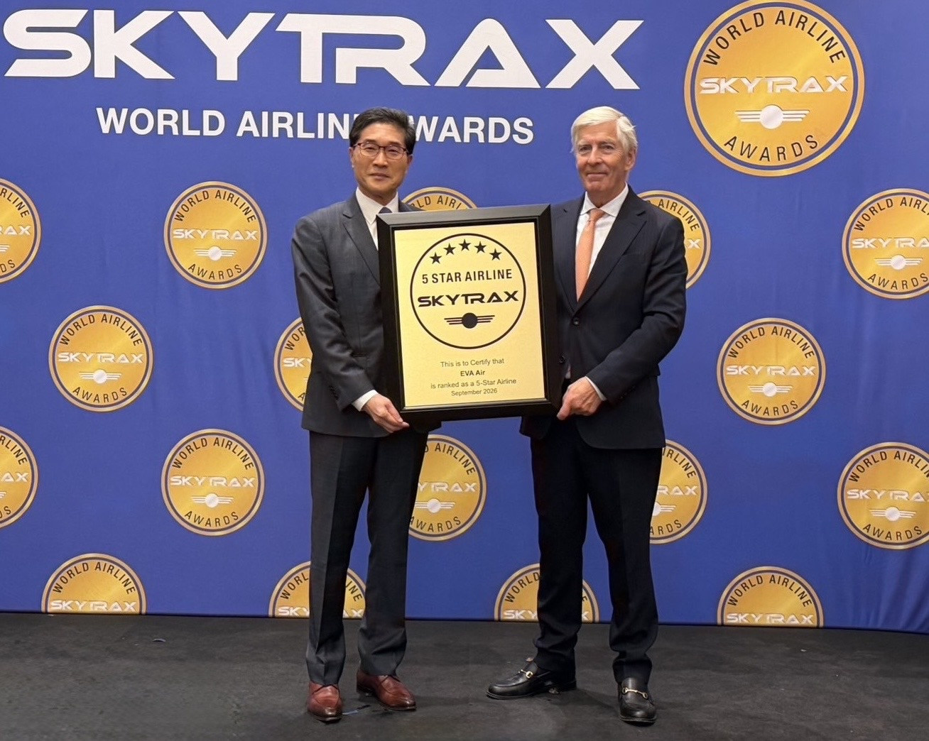 長榮航空不僅連續11年被評選為五星級航空公司,更榮獲2026年SKYTRAX三項世界第一的殊榮,由SKYTRAX Edward Plaisted執行長(右)頒獎,長榮航空廖至維首席副總經理親自前往領獎(左)。
