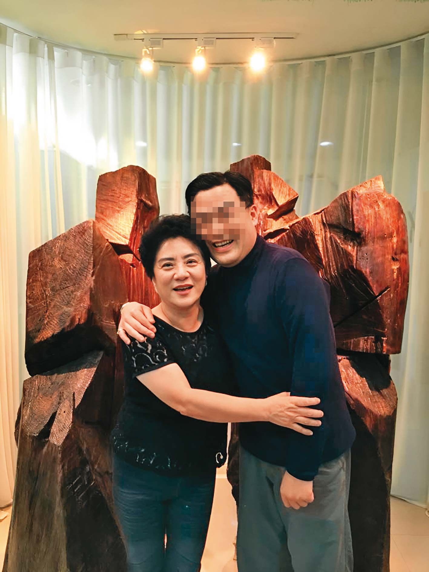 邱彰（左）與友人在木雕前合照，從擺飾可看出她相當重視朱銘作品。（翻攝邱彰臉書）
