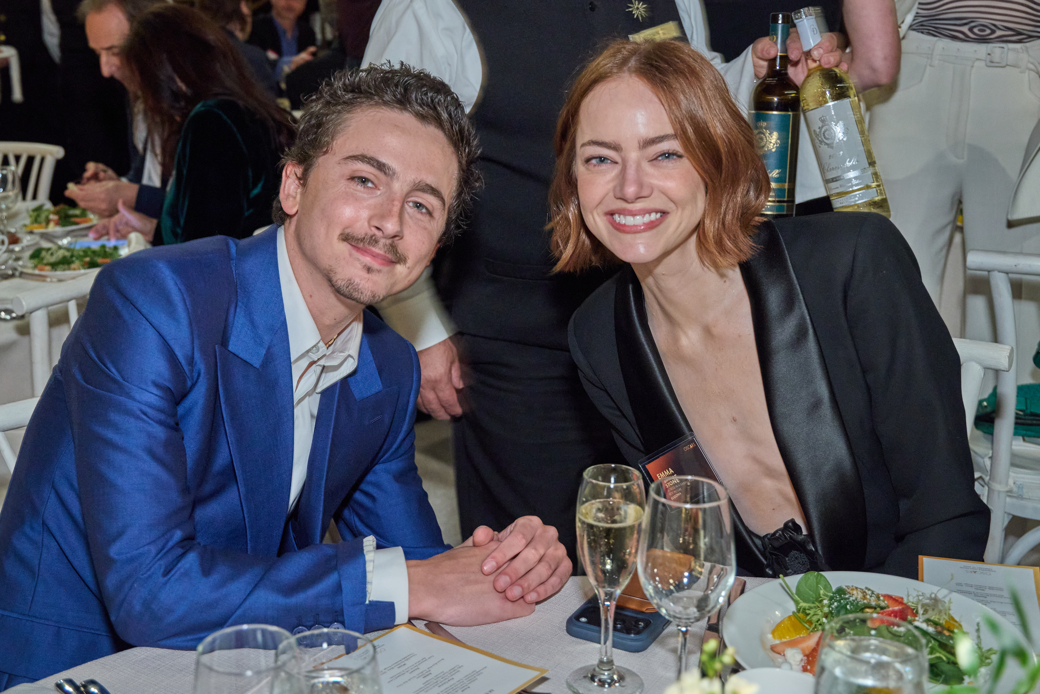 提摩西夏勒梅（左）與艾瑪史東（右）。（Al Seib攝／The Academy©A.M.P.A.S.）