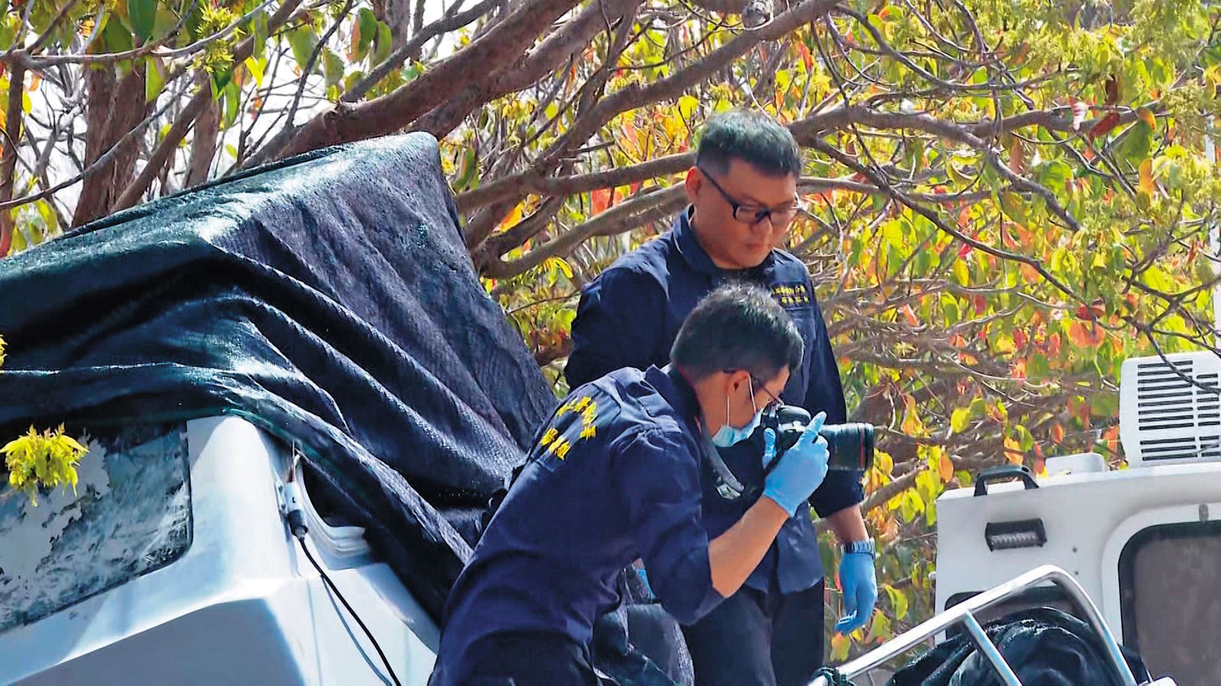 鑑識人員仔細地在中國快艇與海巡署CP艇採驗相關跡證，還原事發經過。