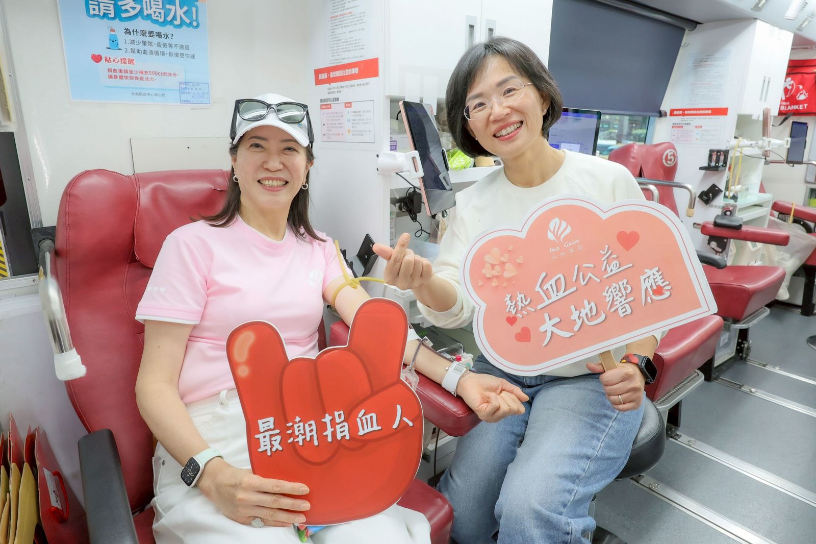 戴永輝夫人挽袖捐血挺老公 大大數位捐血家年華狂吸候選人