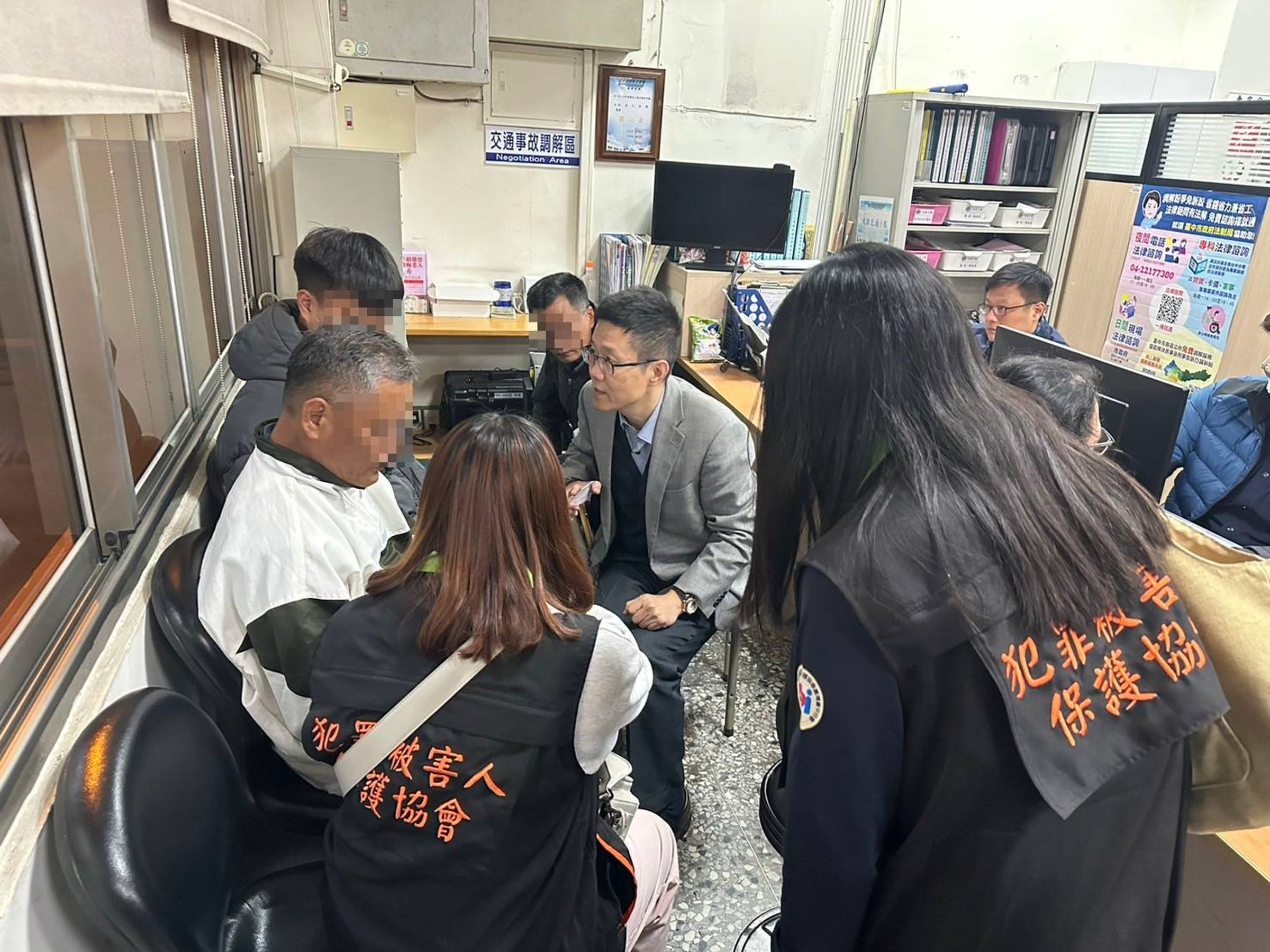 犯保協會台中分會立即啟動關懷機制,主任委員楊銷樺率領8名同仁前往關懷家屬。(犯保協會台中分會提供)