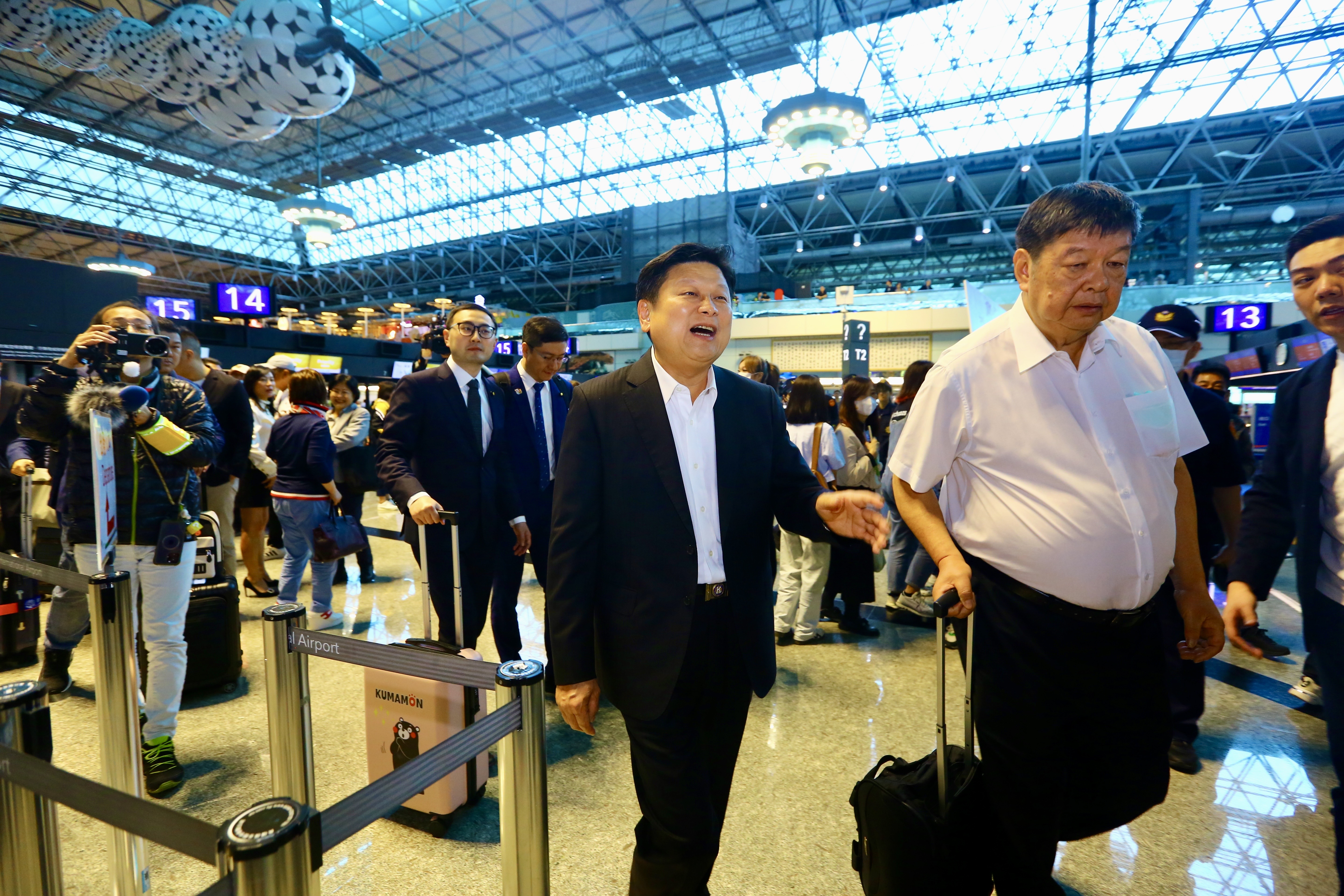 傅崐萁今下午從桃園機場出發，預計後天返台。