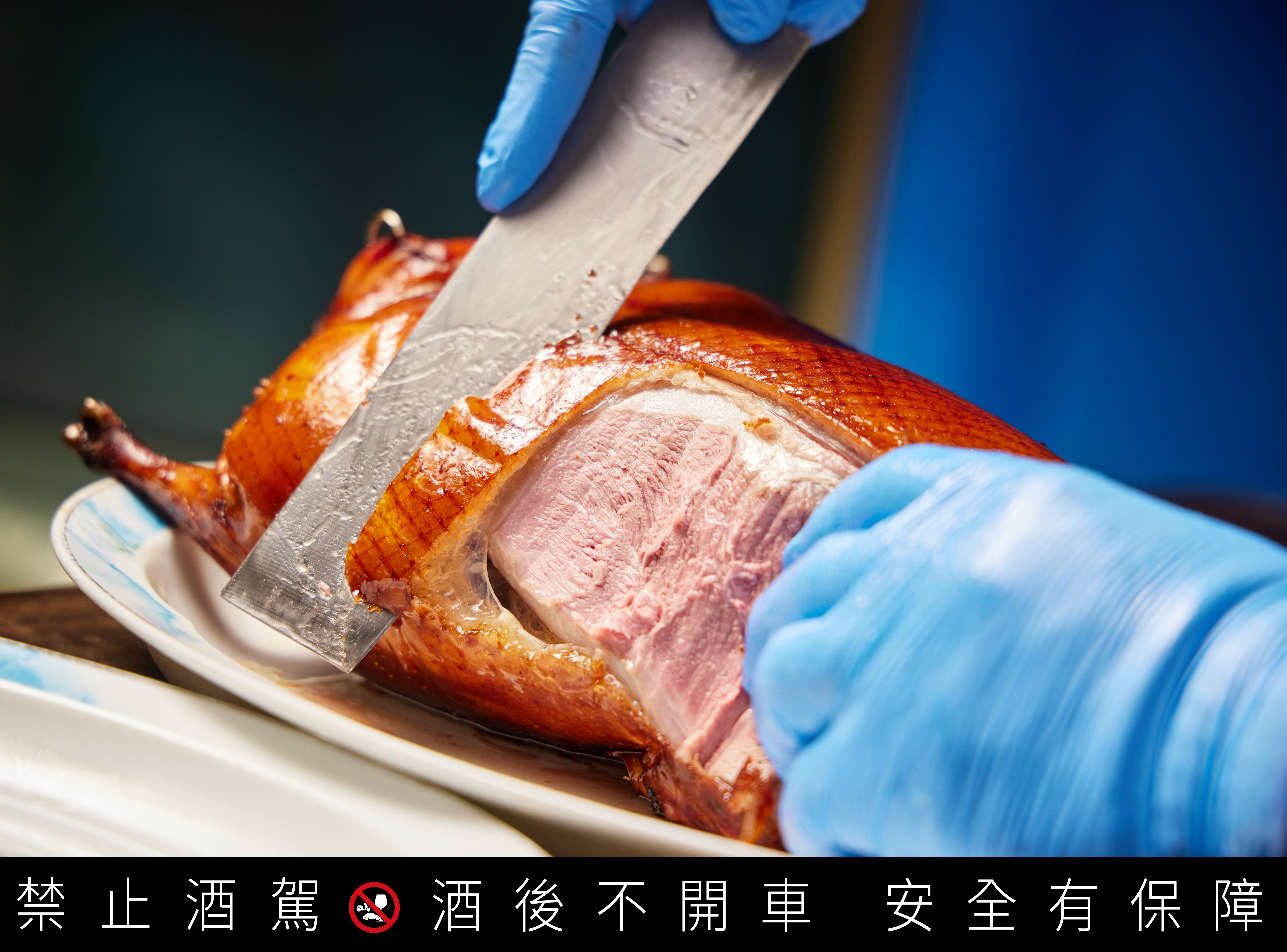 皮脆如餅乾的片皮鴨，伴隨片鴨喀嚓聲，服務人員就在主廚身邊，快手將片鴨包入捲餅、直送餐桌。
