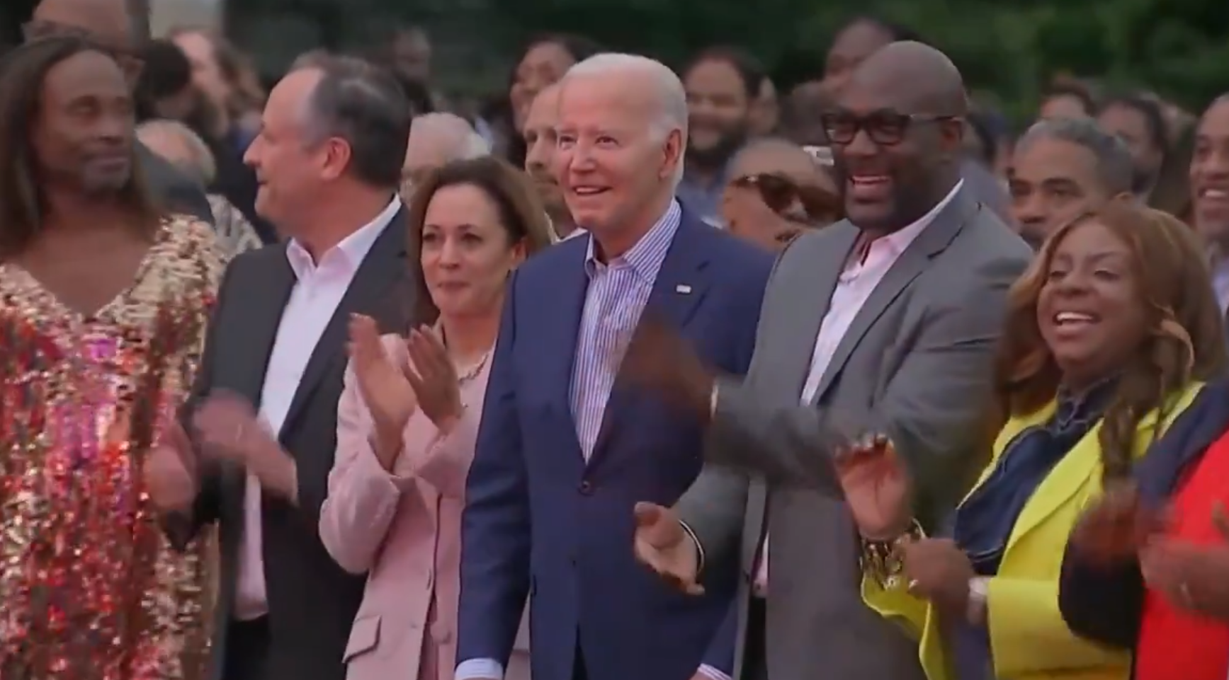 拜登近日在活動中突然「定格」，引發熱議。（翻攝自X）