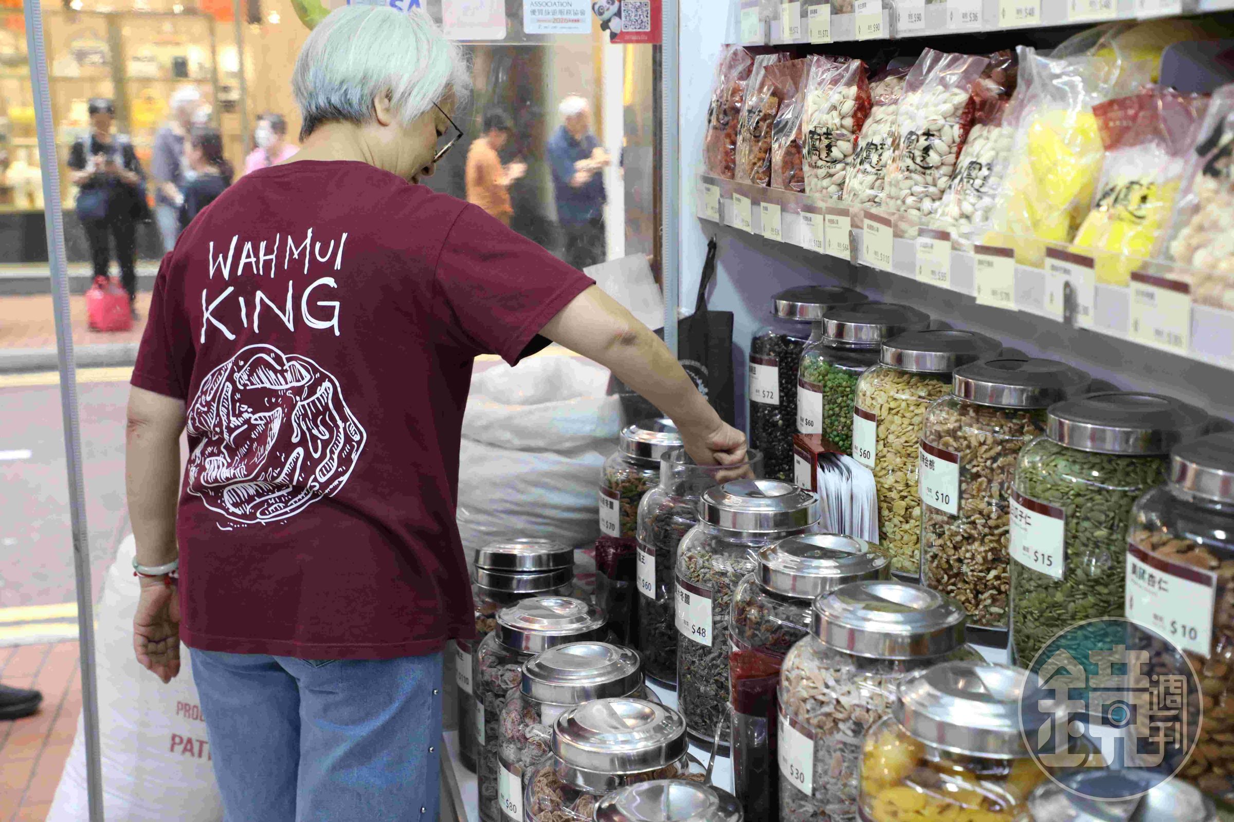 么鳳士多的店員很願意為顧客介紹，大部分品項也能試吃。