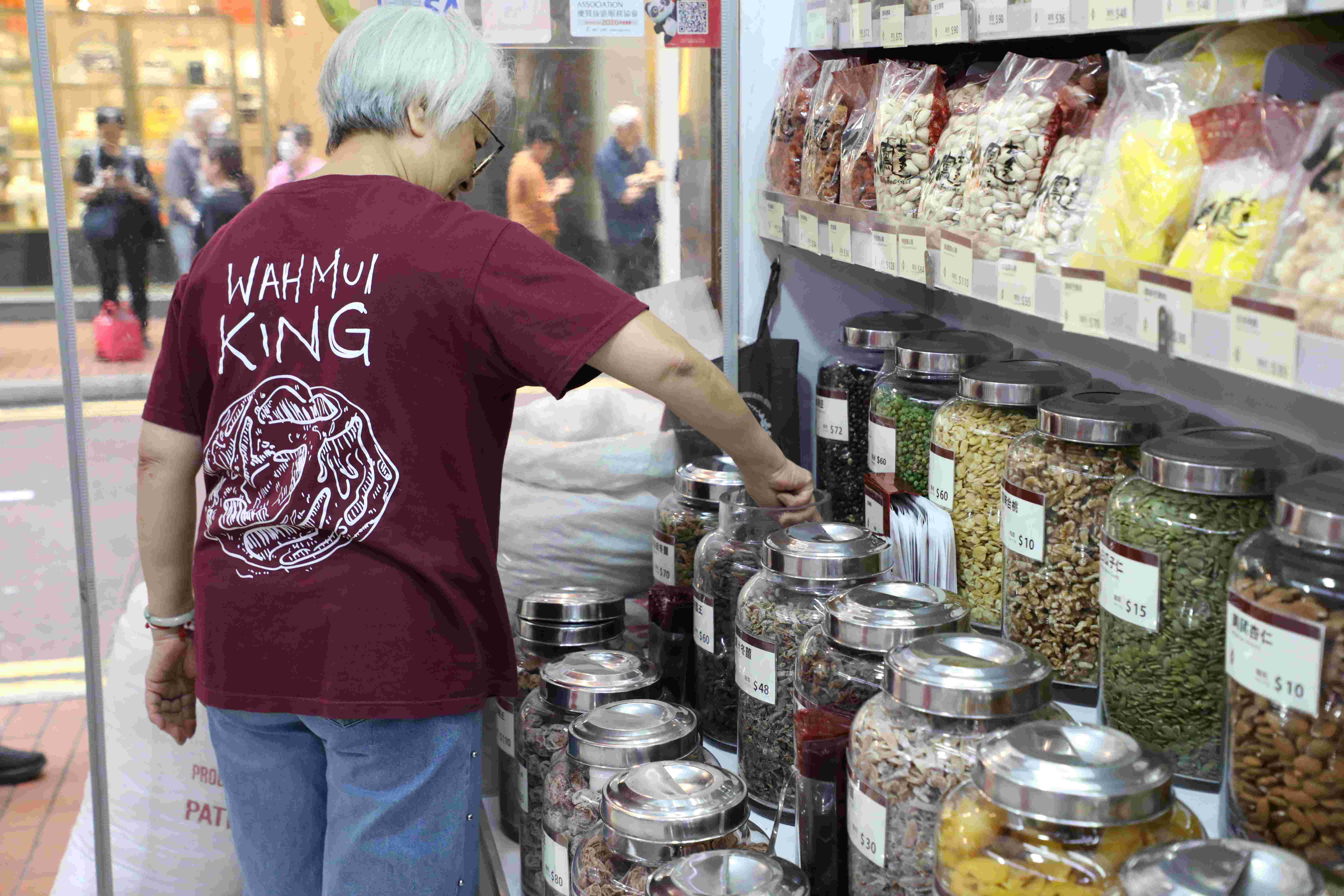 么鳳士多的店員很願意為顧客介紹，大部分品項也能試吃。