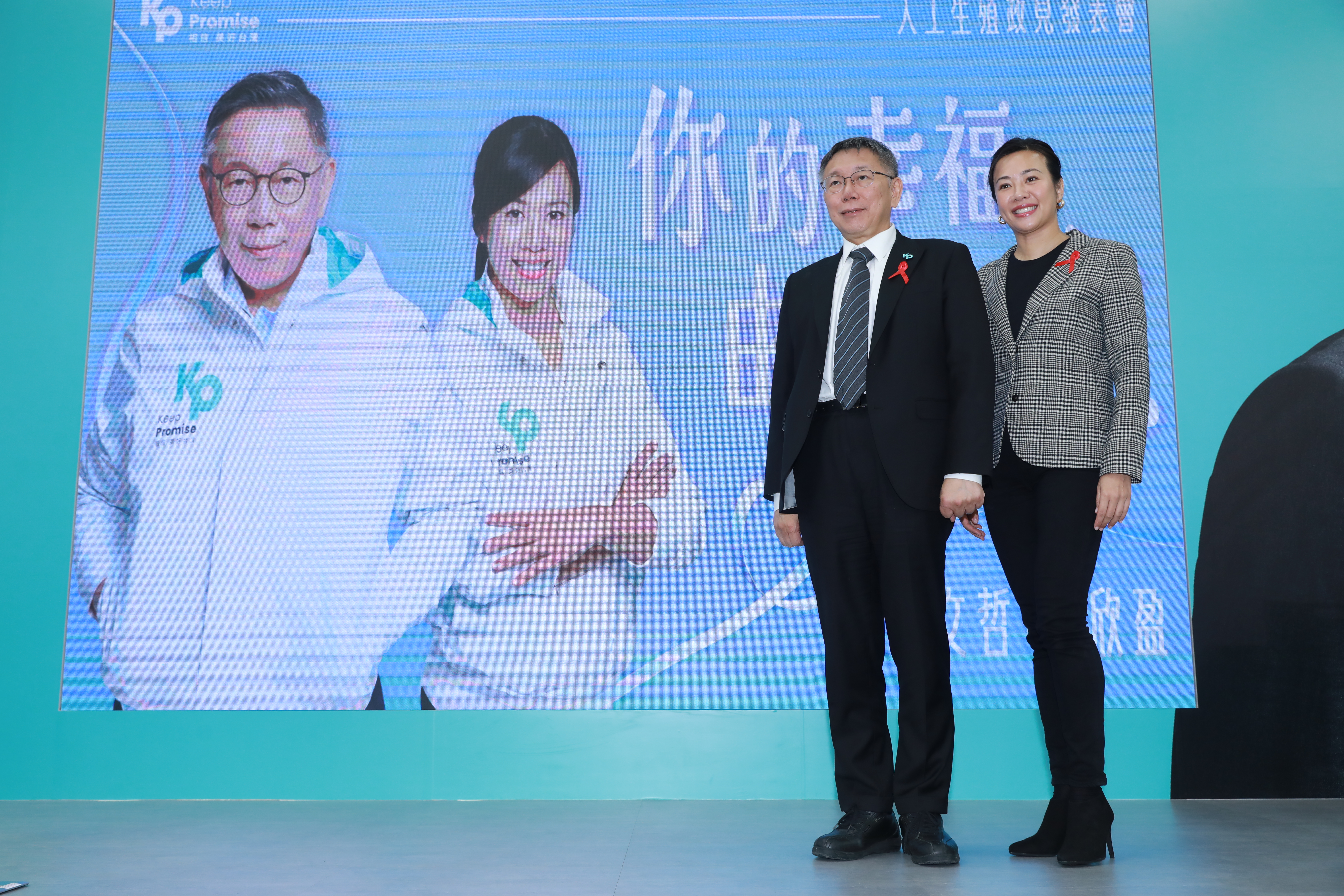 柯文哲（左）搭檔吳欣盈（右）的民調連數日墊底，柯表示這場選舉還沒開始，再看2週比較穩。（本刊資料照）