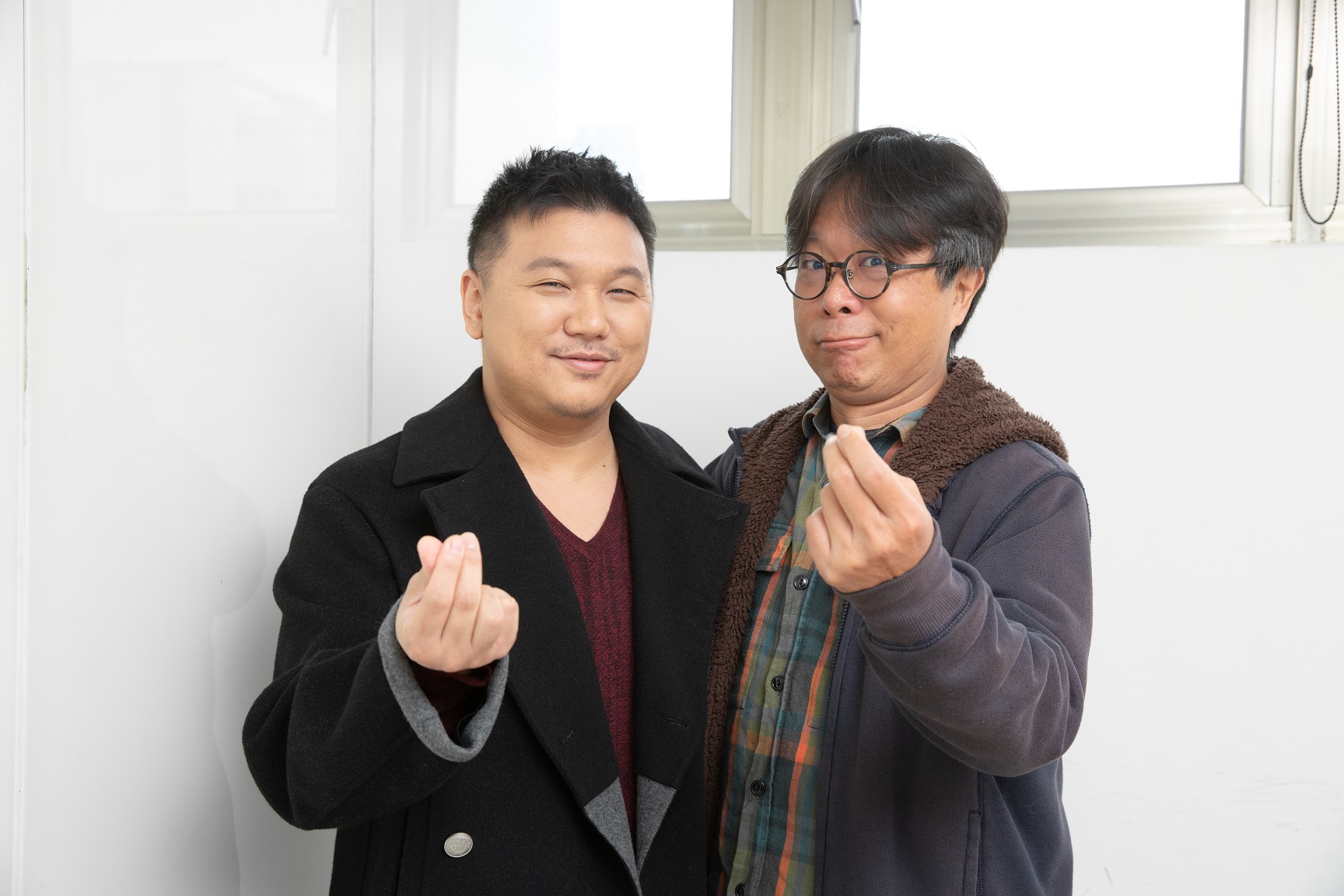 導演王鼎霖(左)與美術指導王誌成(右)共同發想,透過實景改裝與搭景拍出台式劫盜片風格。