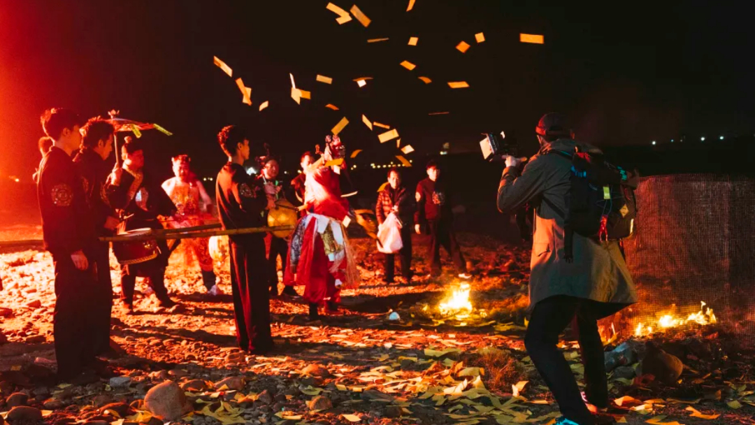 昨日晚間彰化花壇進行送肉粽儀式，村民提前公布儀式路線，讓民眾注意避開。然而，卻有年輕人好奇圍觀，甚至開直播。示意圖，圖為粽邪劇照，與本文無關（翻攝自Ｎetflix）