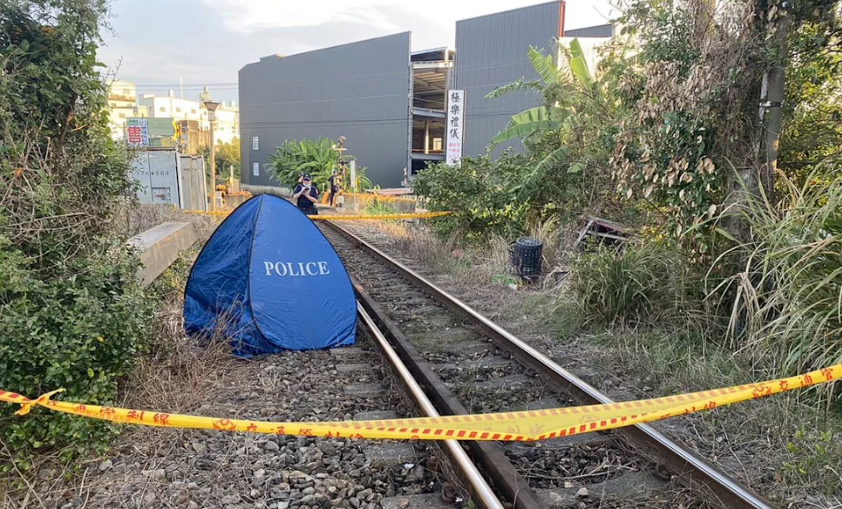 內灣支線今清晨驚傳有一名男子陳屍軌道旁，但台鐵表示駕駛員稱沒有發生撞擊情形。（翻攝畫面）