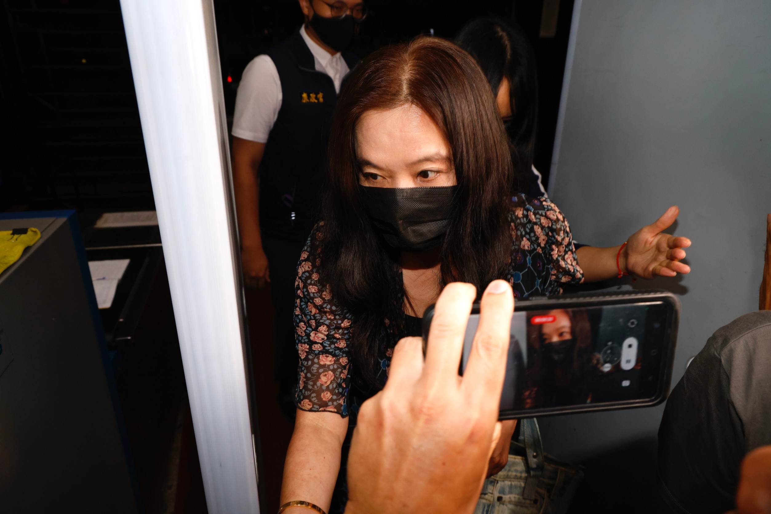 對於北檢搜索她的國會辦公室，應曉薇喊「身正不怕影子斜」。