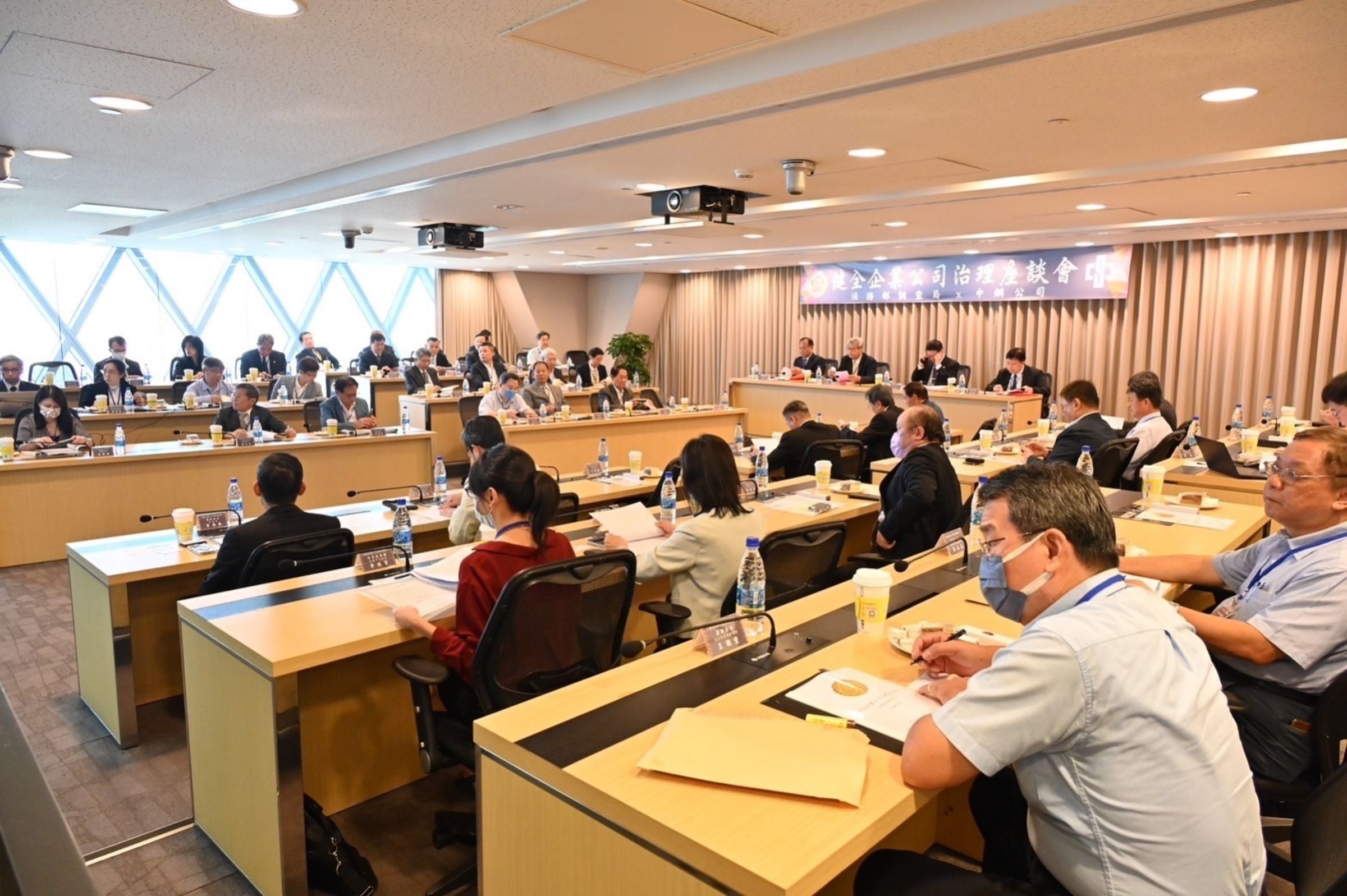 調查局與中鋼舉辦「健全企業公司治理座談會」，南部多家大廠負責人也一同參與，共同維護產業權益，確保台灣核心競爭力。（調查局提供）
