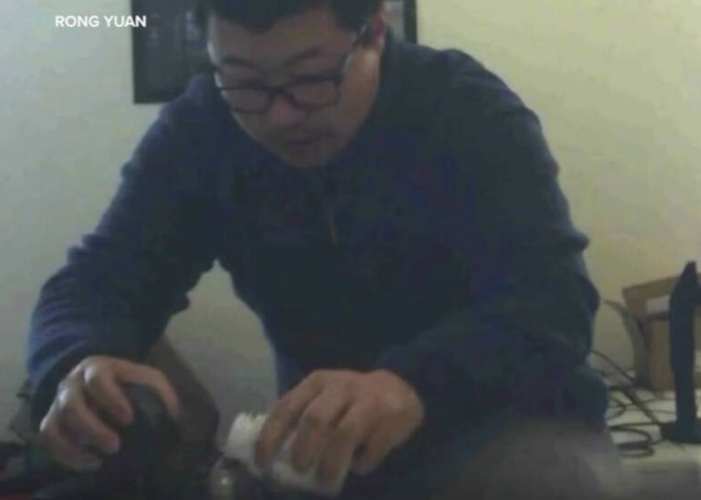 華裔工程師袁蓉長期遭同事以重金屬鎘下毒陷害，在經歷司法輕判後決定公開密錄器畫面。（翻攝自YouTube頻道@UncoveredStories_26）