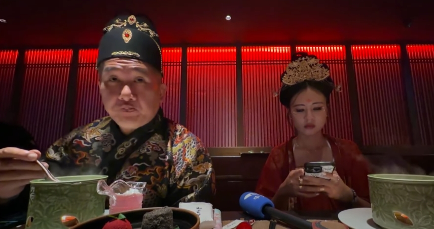 館長穿古裝體驗上海宮宴。（翻攝自館長直播）