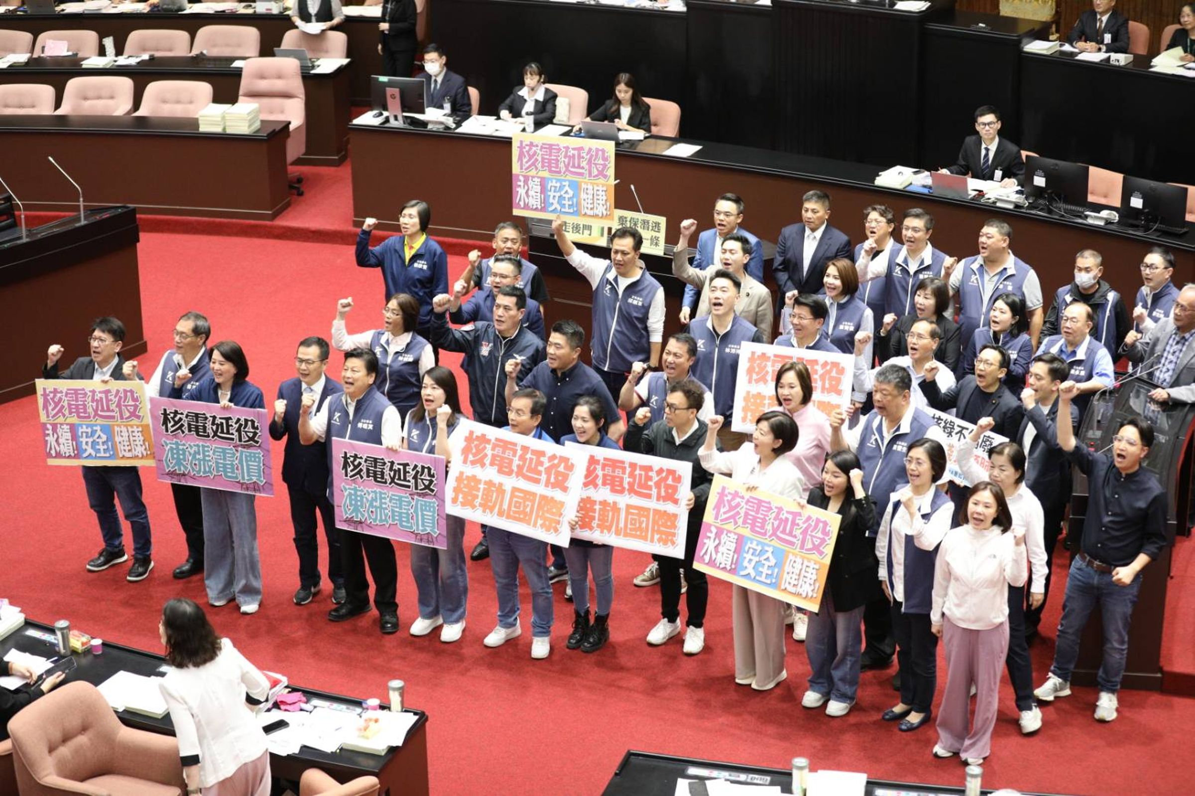 立法院在藍白委優勢下,三讀通過核管法第6條修正案,讓核電廠服役年限最長可延長20年。(鏡報新聞網)