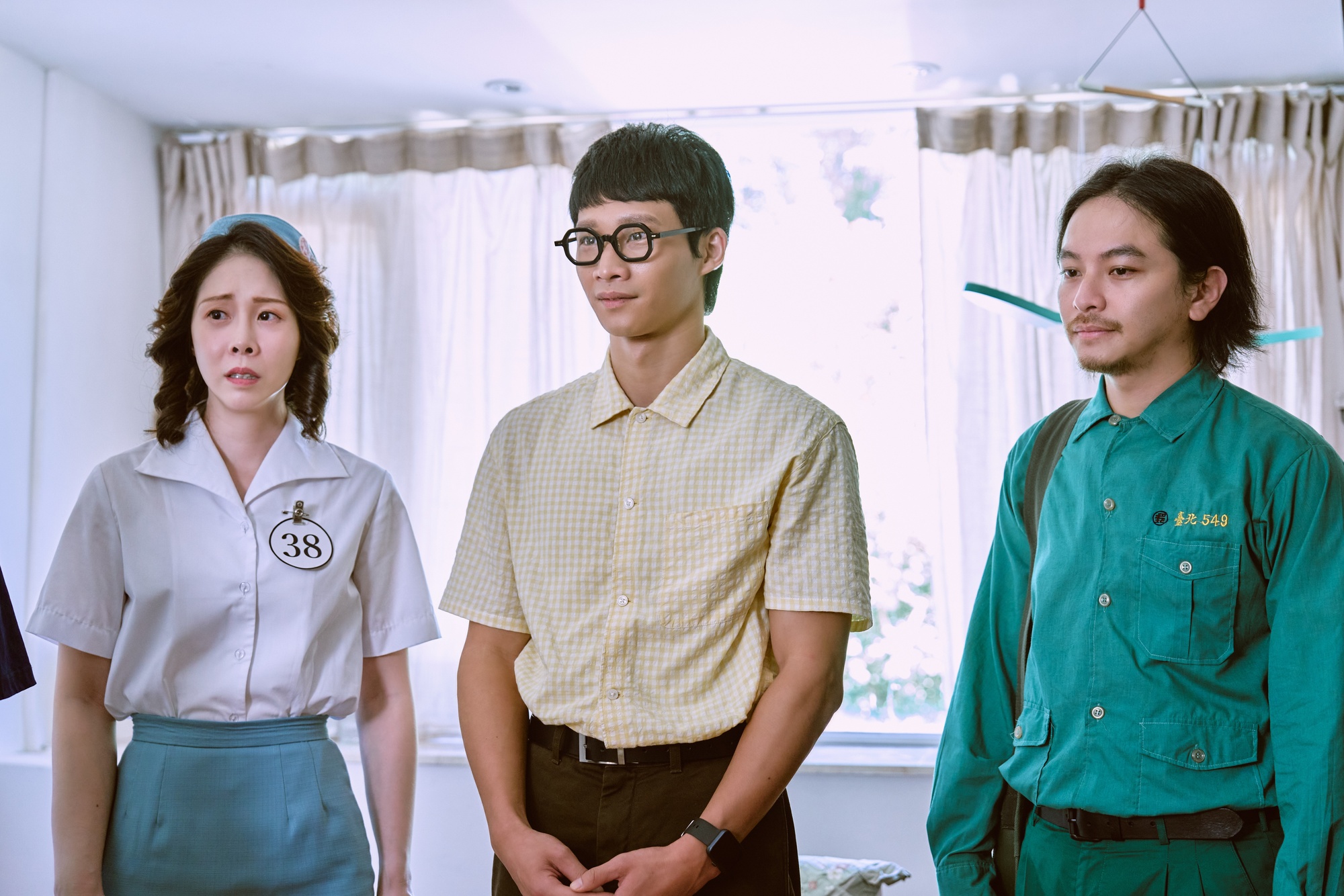 奇幻愛情喜劇《新手上路》黃冠智(圖中)扮演的鬼魂能穿越、瞬間移動還有附身能力,與「鬼魂搭檔」楊銘威(圖右)、蔡亘晏(圖左)有不少逗趣精采對手戲。(照片提供:文策院與四方四隅)