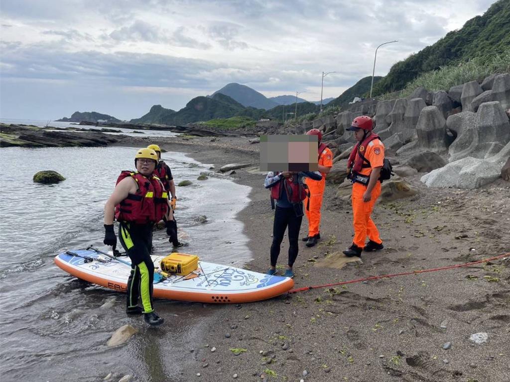 新北市一名50歲男子，今（28）日上午與友人赴瑞芳象鼻岩划SUP欣賞日出，遇逆風險被困在海上回不來。（翻攝畫面）
