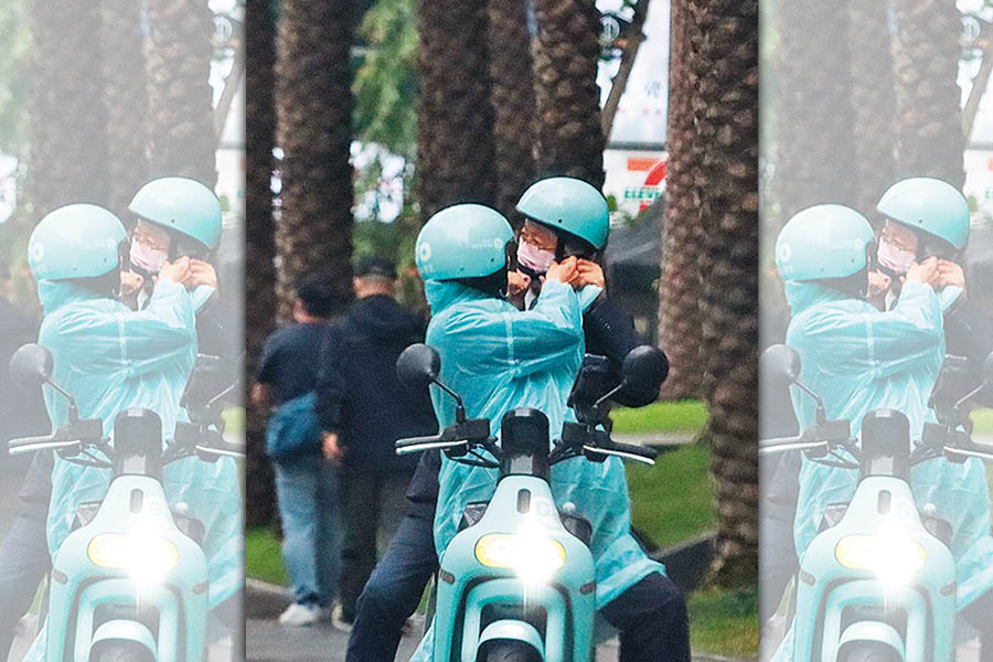 遠看以為在接吻，結果謝龍介（右）是和前座騎士喬安全帽。