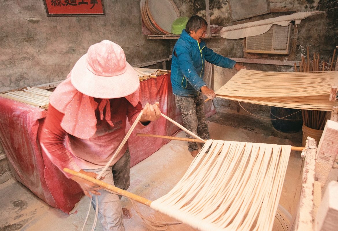 沒有下雨的冬天是做麵線的最好時節，曬出來的麵線濕度正好，室內工作也不會像夏天那樣過於悶熱。