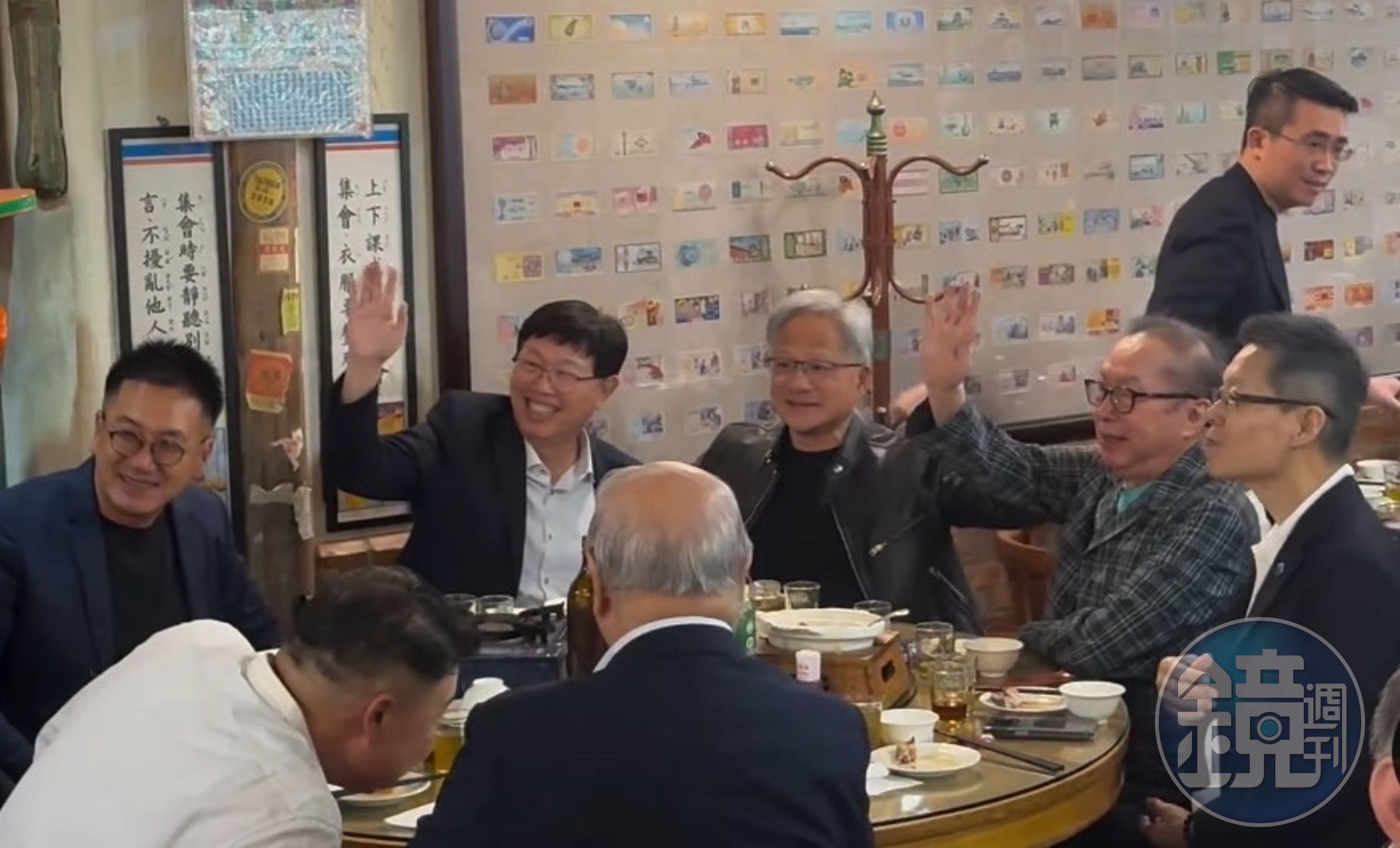 黃仁勳(圖中)與林百里(右1)、劉揚偉(左1)一起向媒體say hi。(讀者提供)