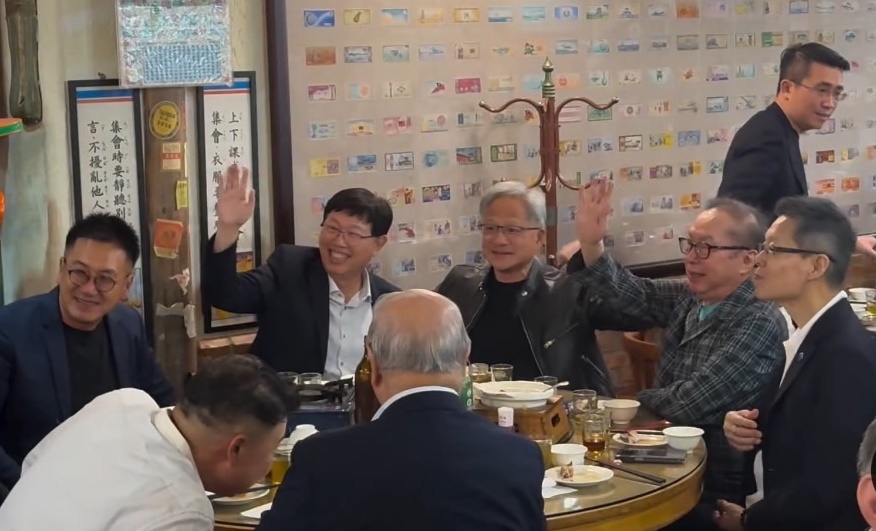 黃仁勳（圖中）與林百里（右1）、劉揚偉（左1）一起向媒體say hi。（讀者提供）