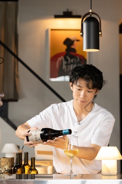 不知如何挑選喜歡的自然酒，可以詢問店內人員，一定能找到心儀的風味。