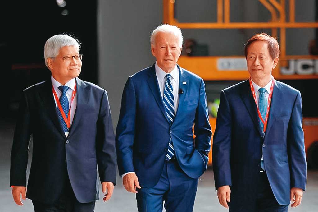 台灣企業應學習台積電在政治夾縫中求存技巧，避免淪為政客餐桌魚肉。圖為美國總統拜登（中）赴台積電亞利桑那廠。（翻攝美國在台協會AIT臉書）