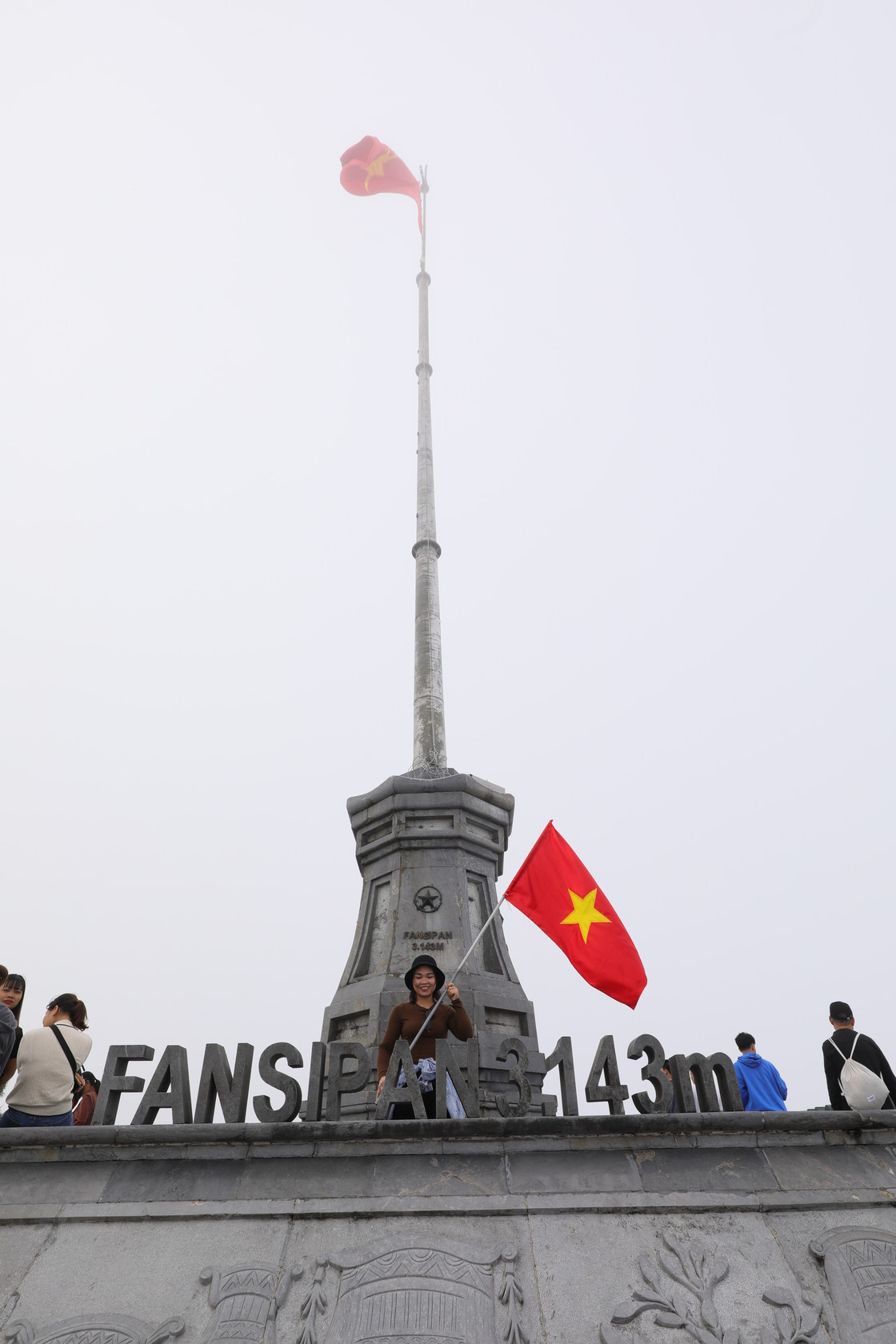 「最高旗臺」上的旅客揮著越南國旗合影。