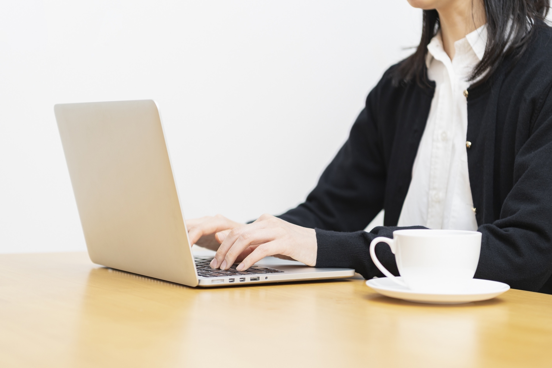 一名OL抱怨，新人連Excel都不會，還要花時間教學，影響工作效率。但一票網友卻認為，學校不一定會教職場技能，重點還是在菜鳥的學習心態，圖為示意圖。（翻攝自PhotoAC圖庫）