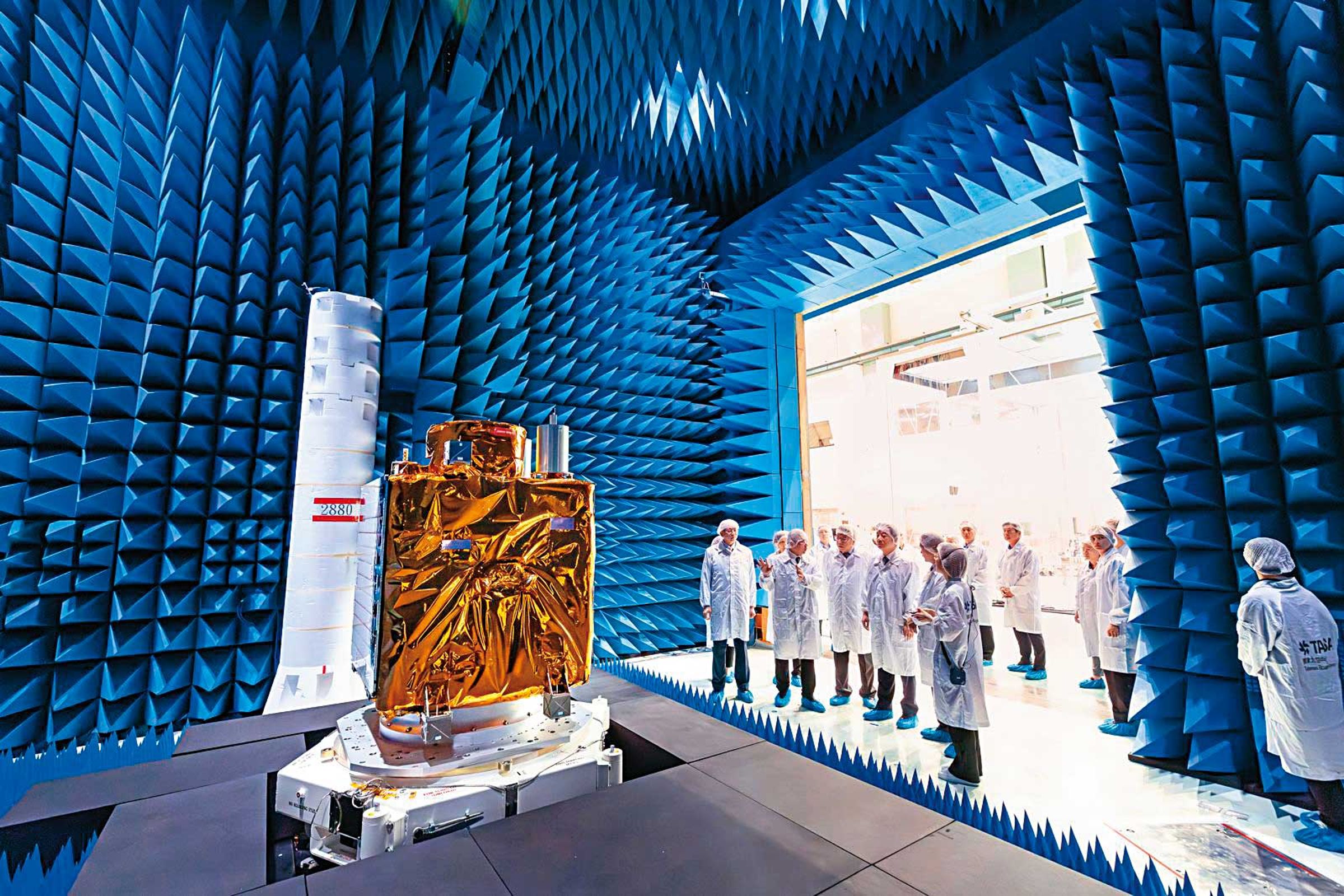 發展低軌衛星星系可望助陣科技大廠掌握更多研發能量。（總統府提供）
