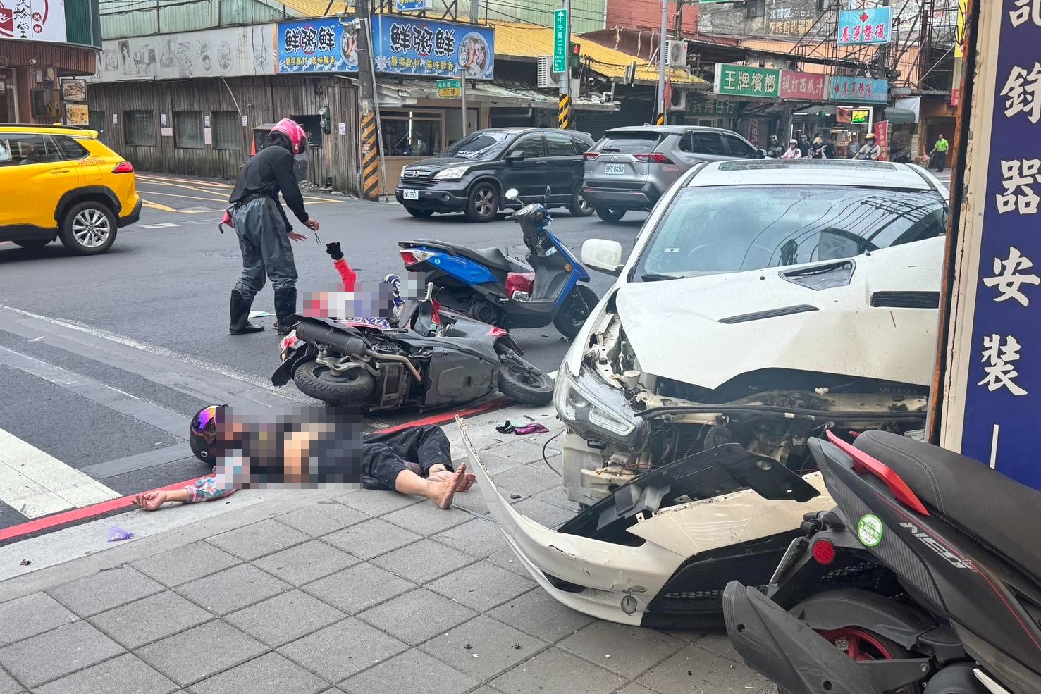 1輛汽車不明原因逆向追撞多車，現場造成多人受傷。（民眾提供）