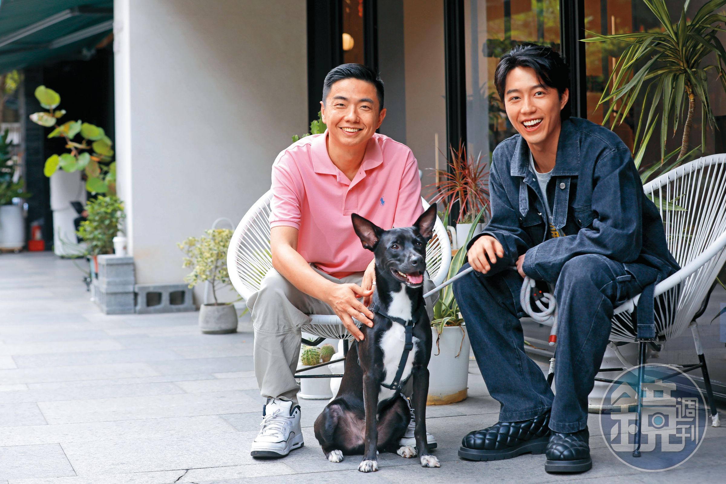 蔡凡熙(右)帶著愛犬Amo出席新戲宣傳活動時,順便找熊爸(左)請教愛犬的問題。