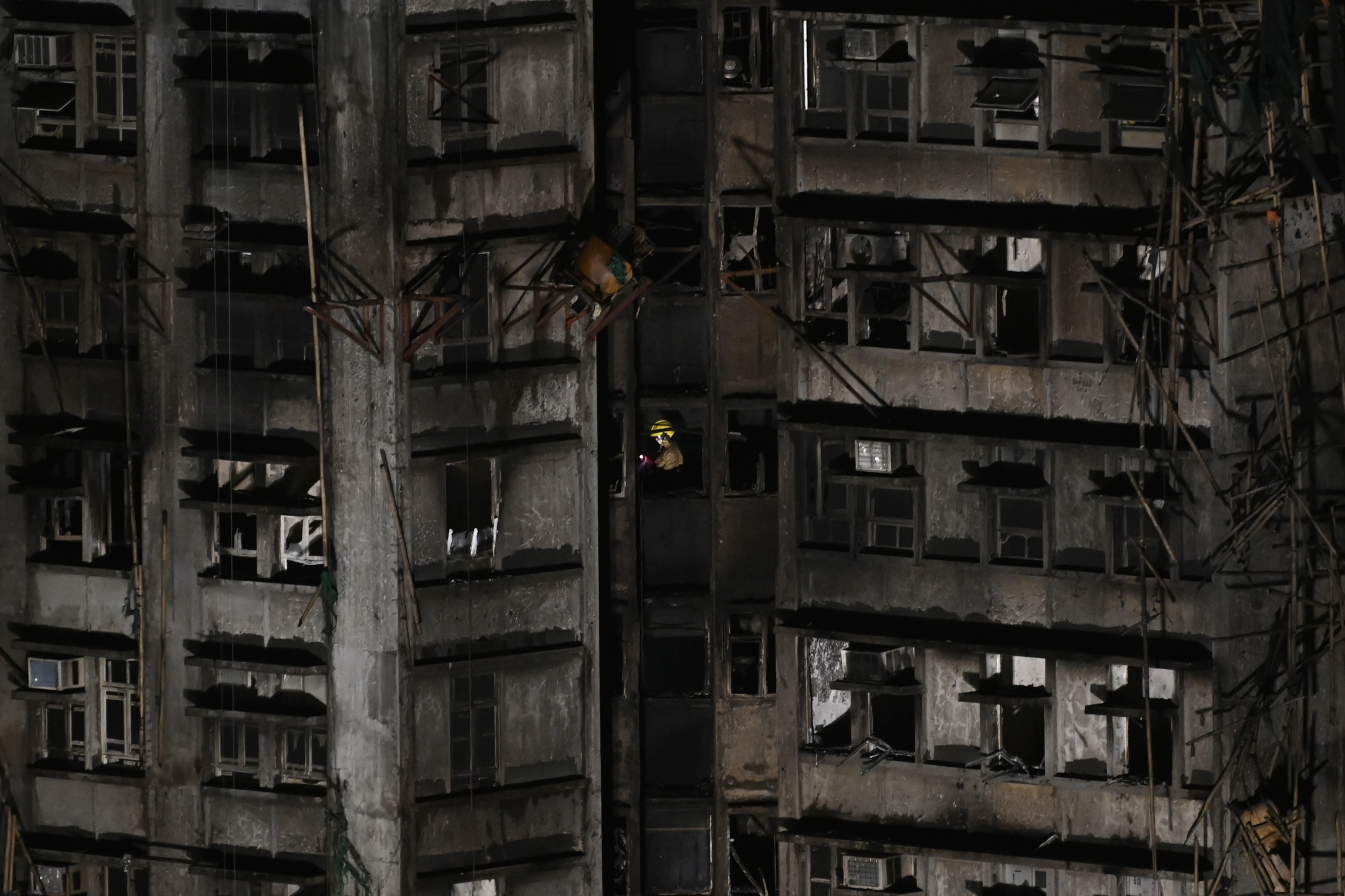 香港大埔宏福苑大火究責，當局發現有7個棚架護網的阻燃標準不合格。（東方IC）