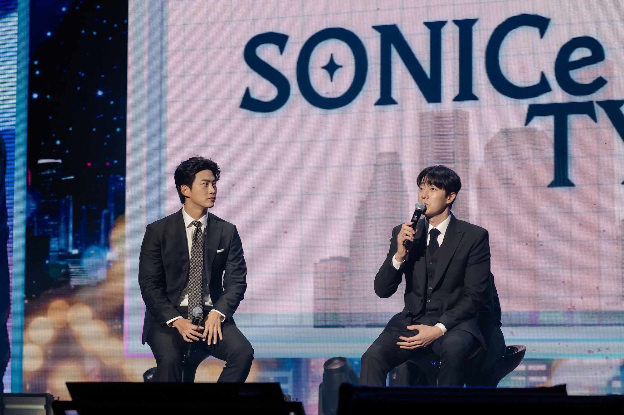 玉澤演（左）去過台北101觀景台也逛了夜市，蘇志燮表示每次都是活動完就回韓國，很可惜沒機會逛逛。（SHOW OFFICE提供）