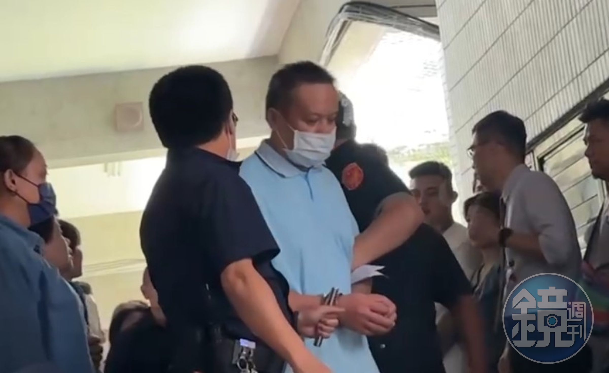 仍在押的全志堅（著淡藍色襯衫者）在法警護送下離開法庭。