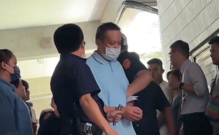 仍在押的全志堅（著淡藍色襯衫者）在法警護送下離開法庭。