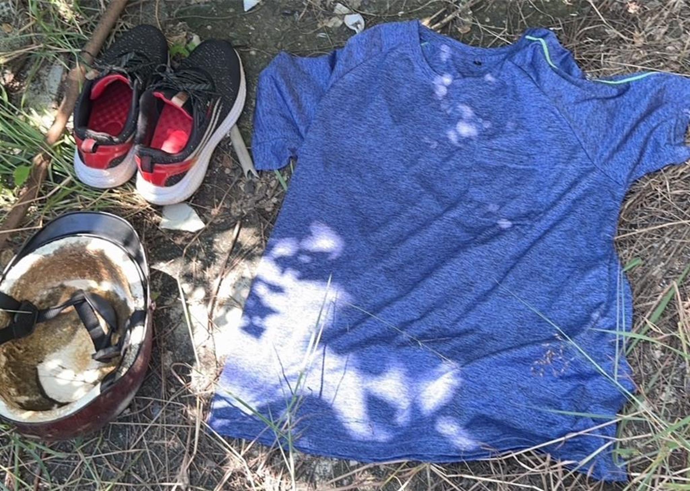 當時吳龍滿當著被害鄰居的2名年幼孩童面前狠殺其父母，圖為吳殺人後變裝逃逸之物證。（翻攝畫面）