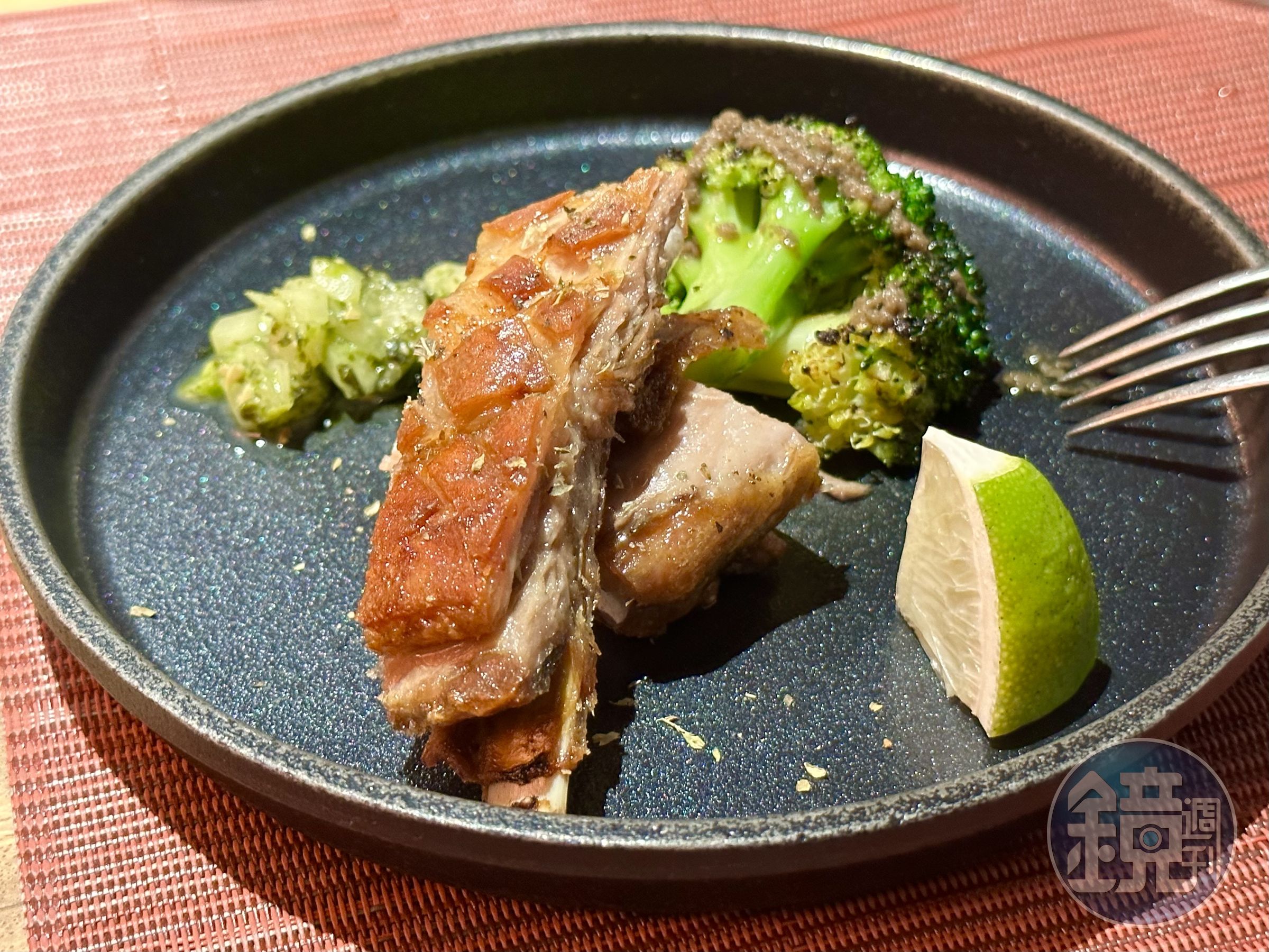 小羔羊肋排是用腹部油脂較多的部位,有羊味卻不臊。