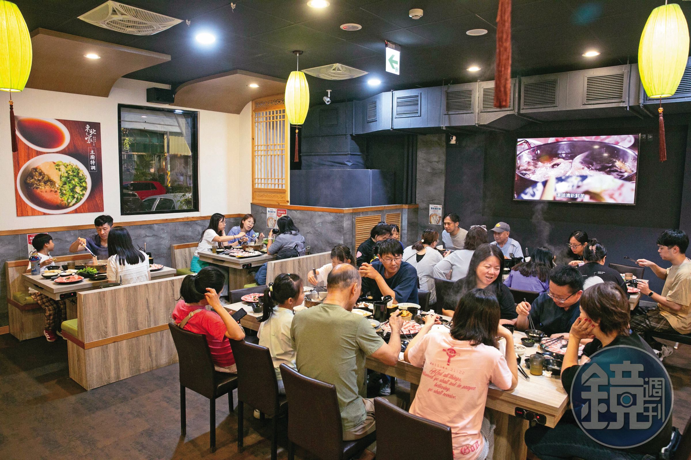 週五晚間的東北之家林口店幾乎滿座，營業額已回到疫情前水準。