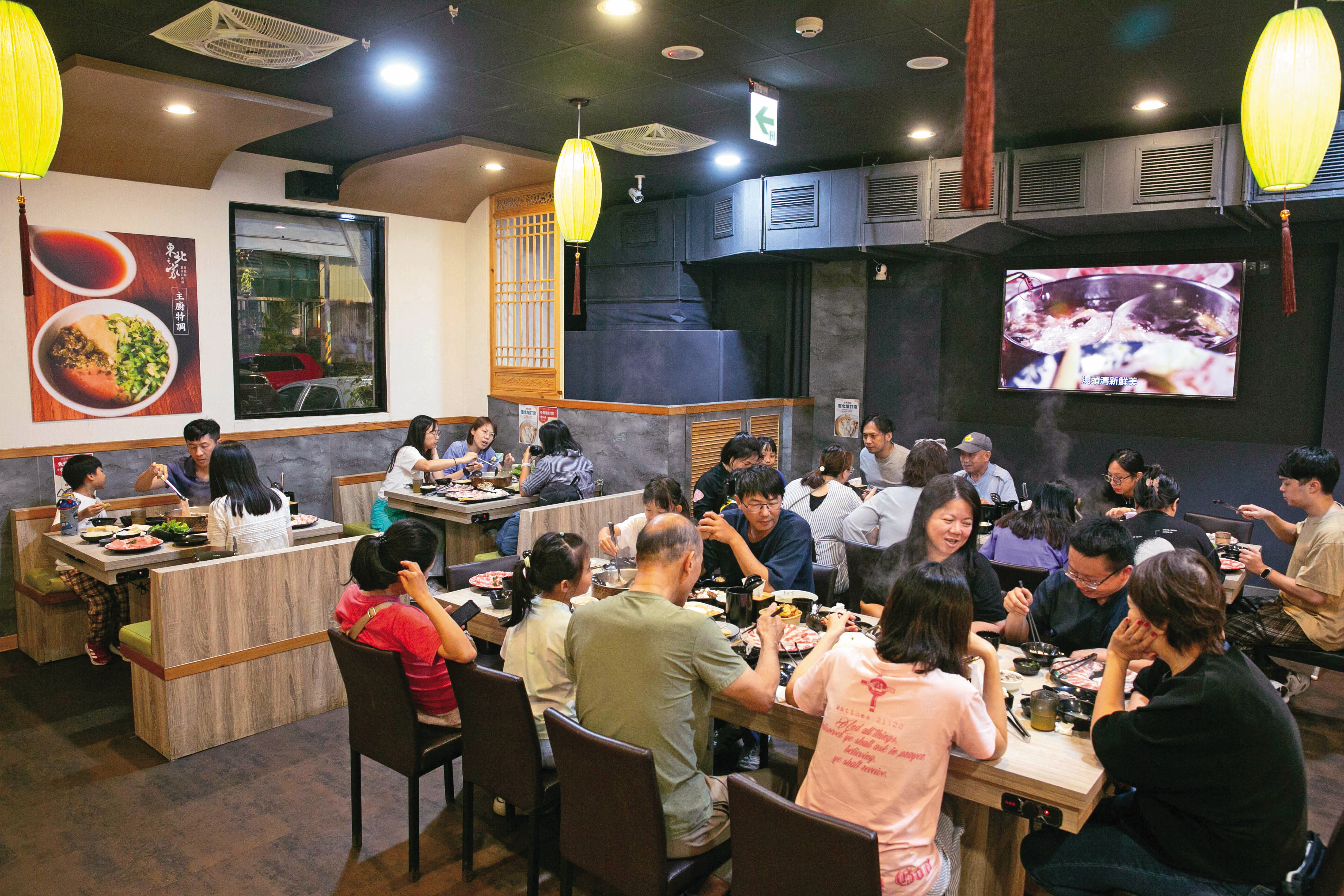 週五晚間的東北之家林口店幾乎滿座,營業額已回到疫情前水準。