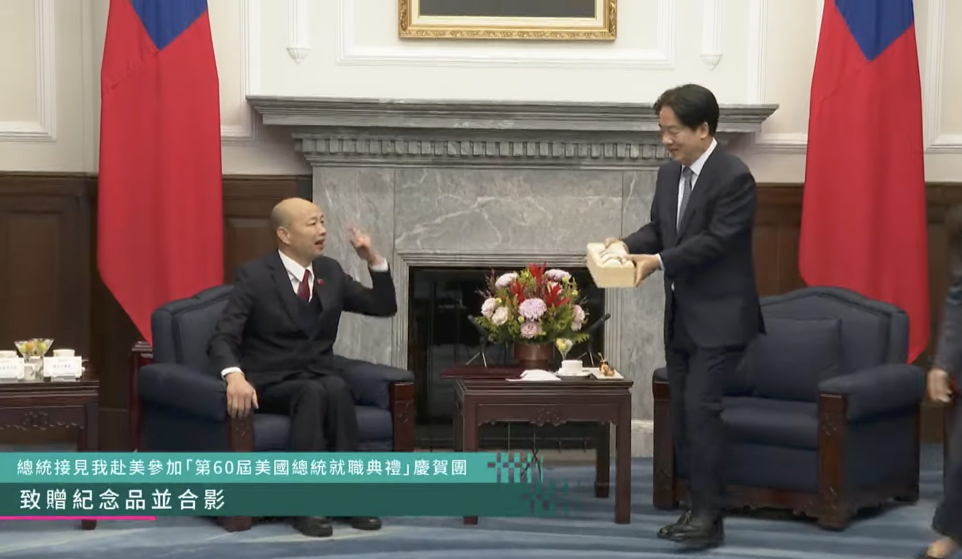 韓國瑜指著頭說：「應該送我一頂假髮，很冷啊！」現場瞬間爆笑。（翻攝總統府YouTube頻道）