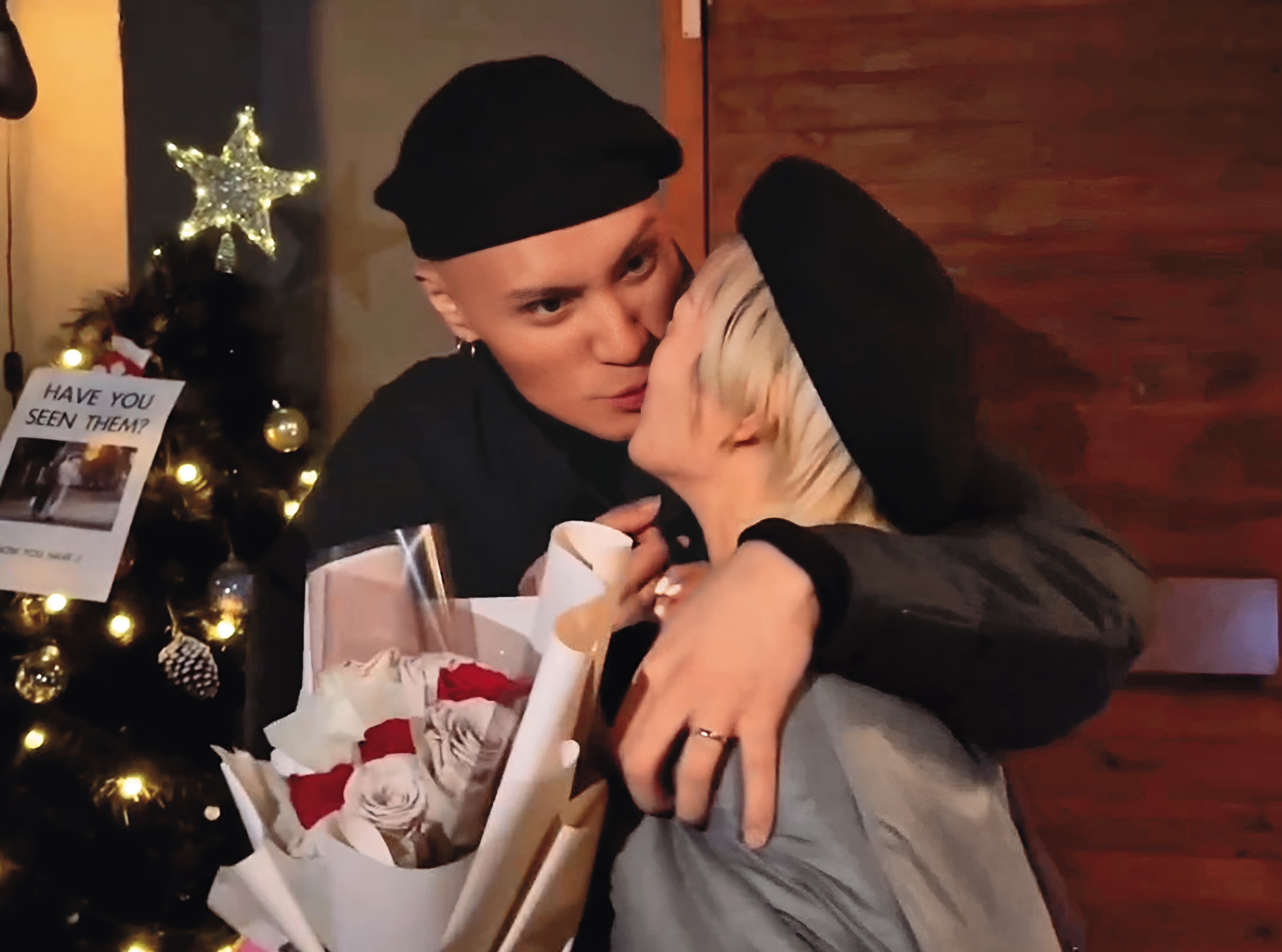 黃宣與老婆Elsie見過雙方家長求婚成功後，前去柯震東的酒吧歡慶，彼此重重的吻了對方，全場趕緊搶拍。（讀者提供）