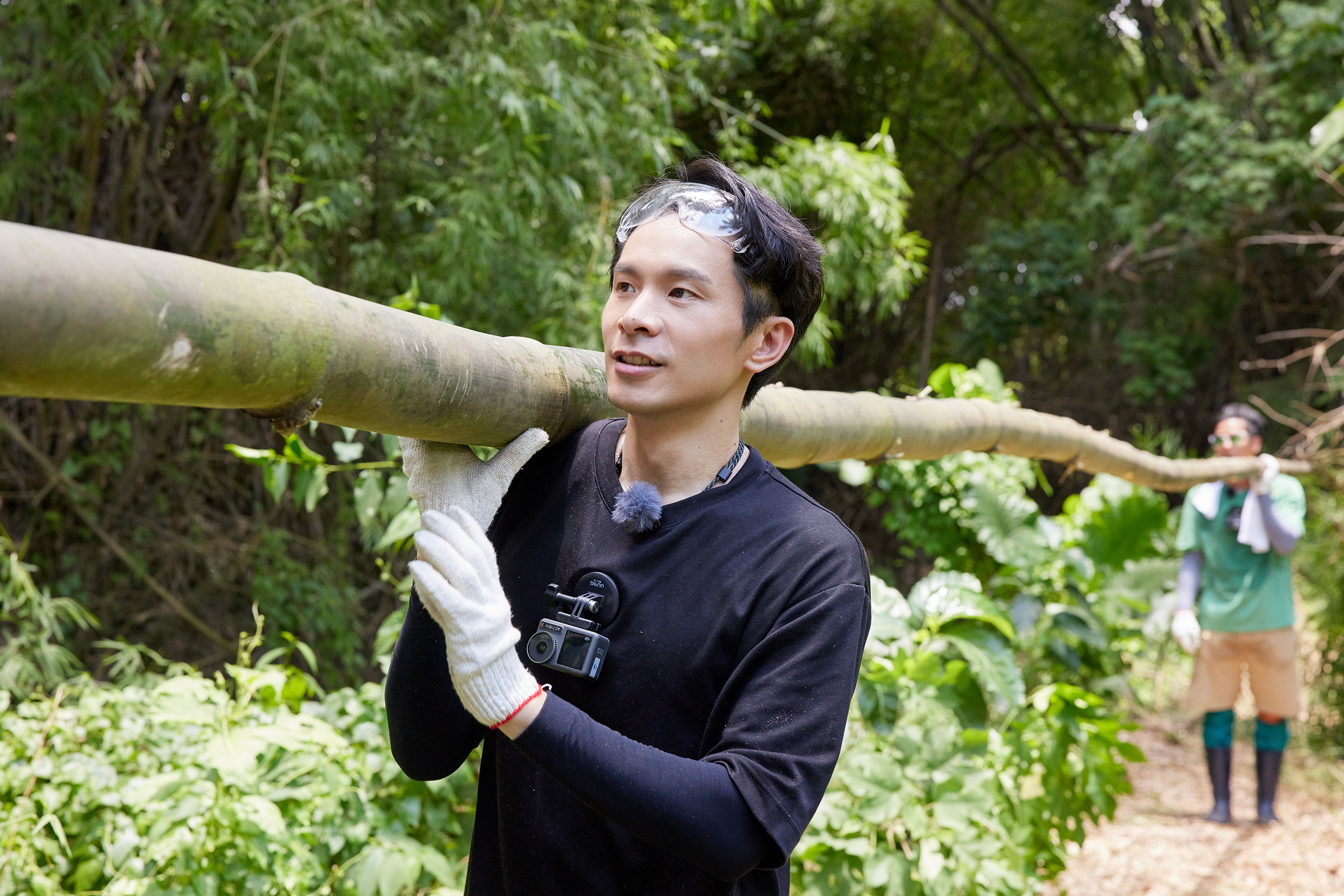 姚淳耀錄影扛竹子。（LINE TV提供）