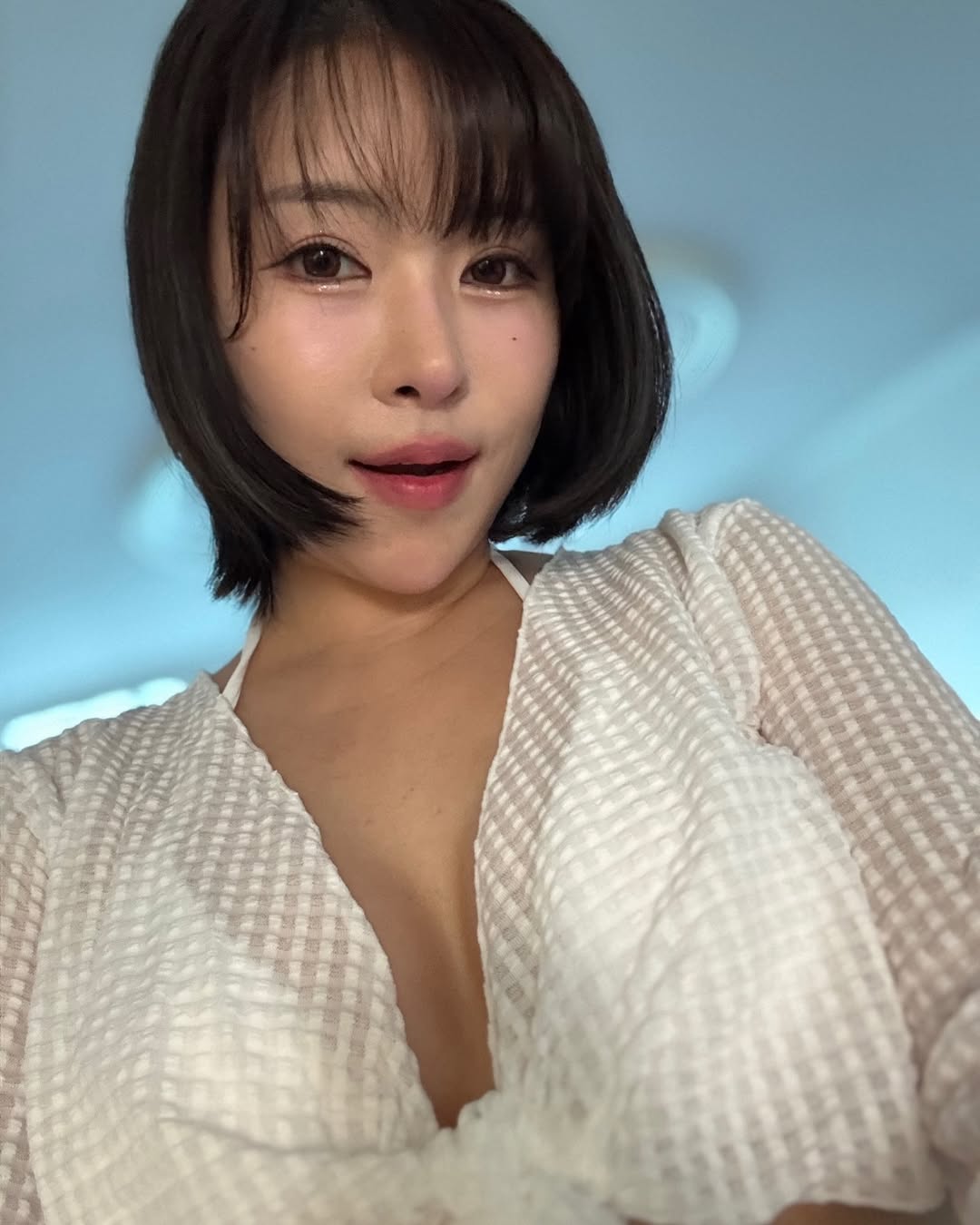 李世英在節目上大方分享自己的整形經歷,坦言光手術費就足以買下一台頂級賓士S-Class。(翻攝自李世英IG)
