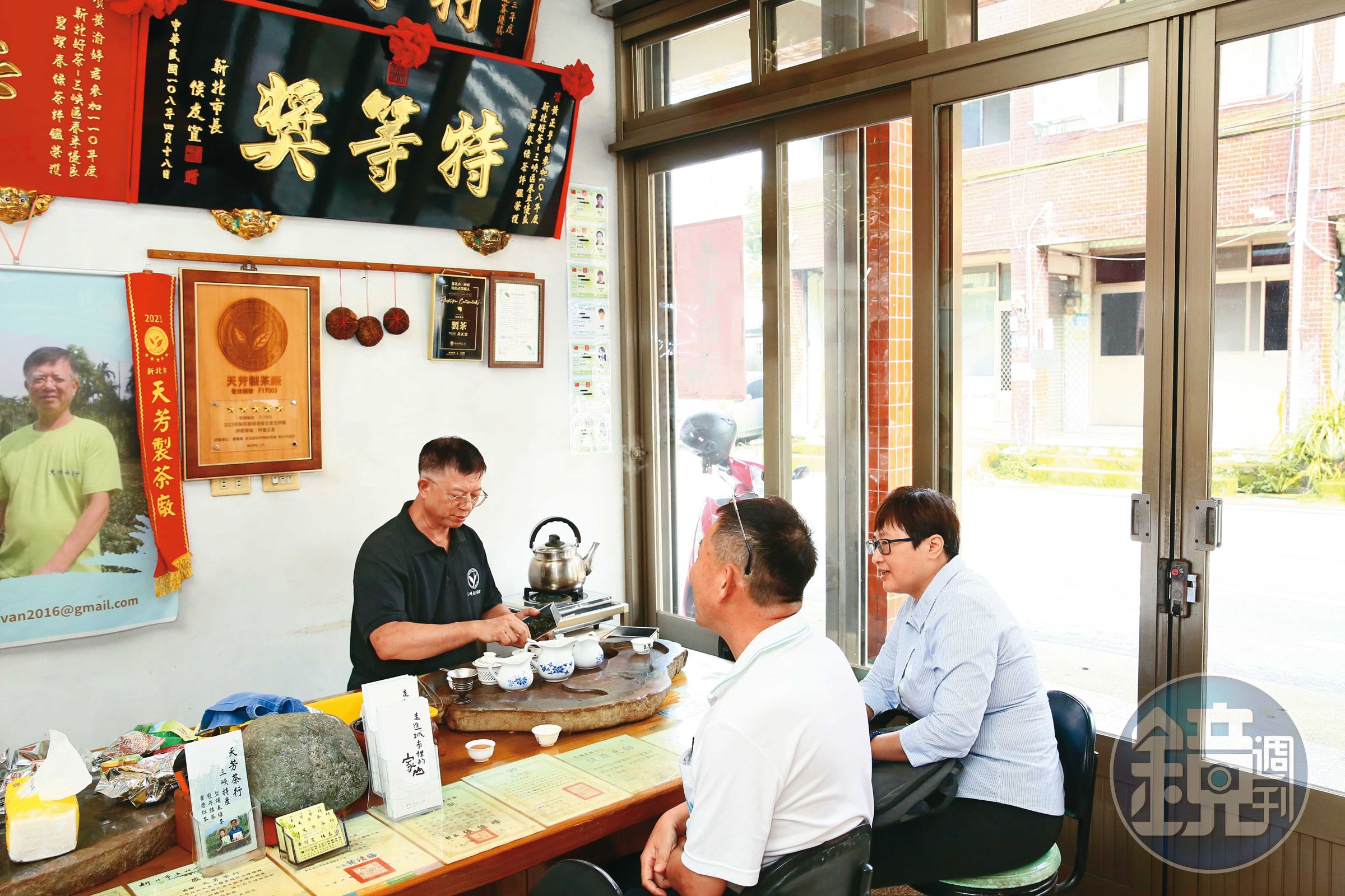 老茶人黃正忠（左）樸質好客，守著茶行店面和代代相傳的茶園。